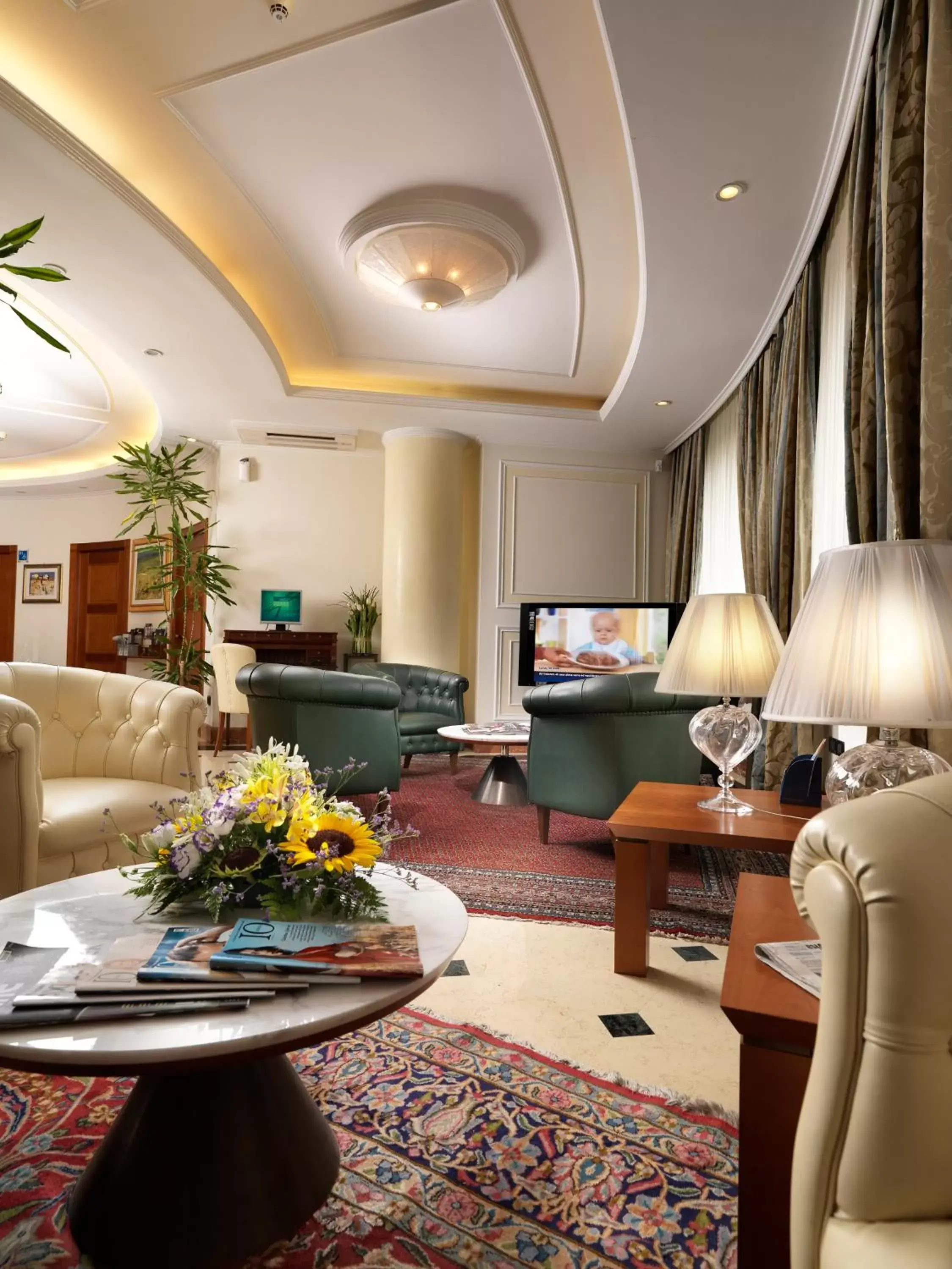 Communal lounge/ TV room in Hotel Ariston