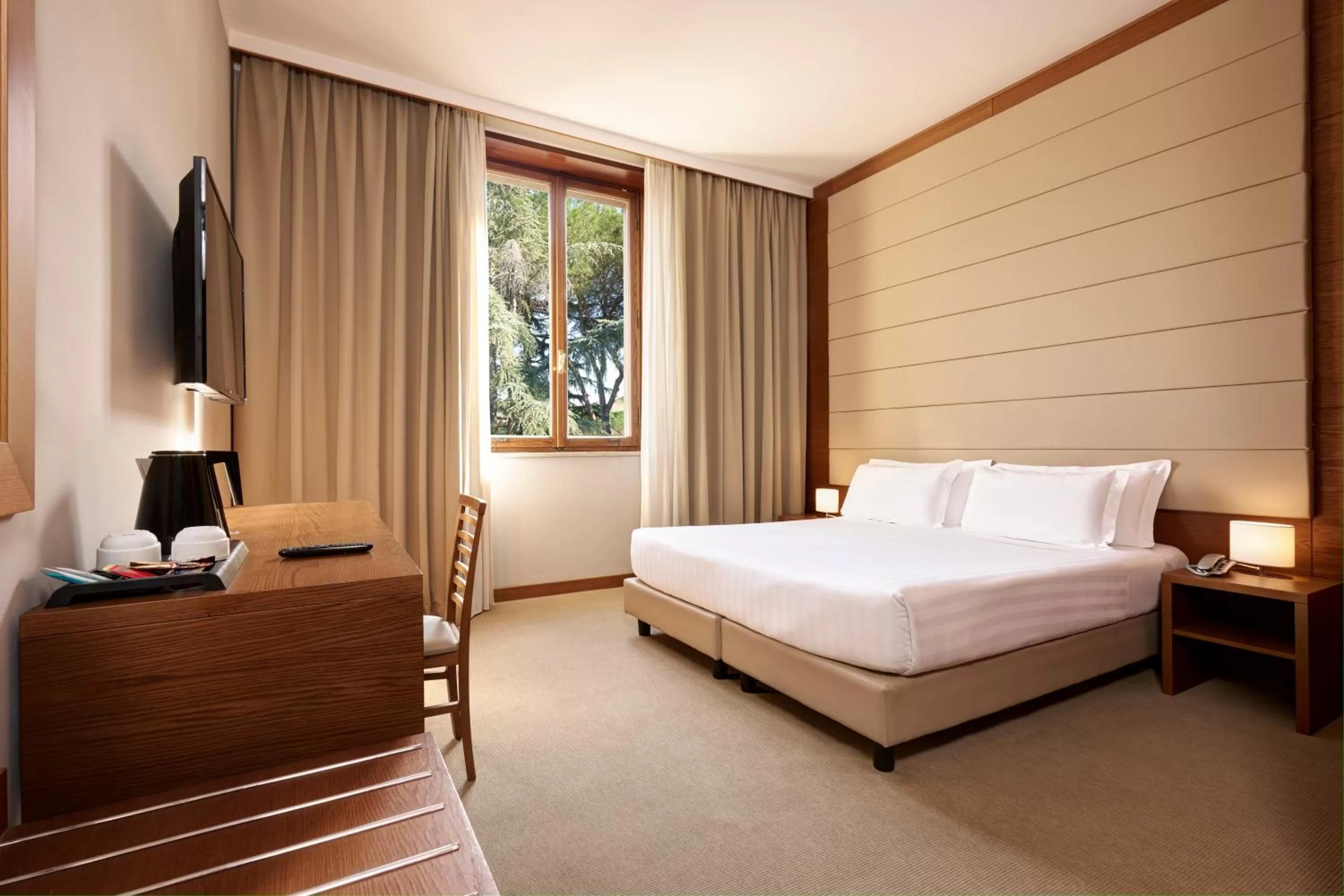 Bedroom, Bed in Occidental Aurelia