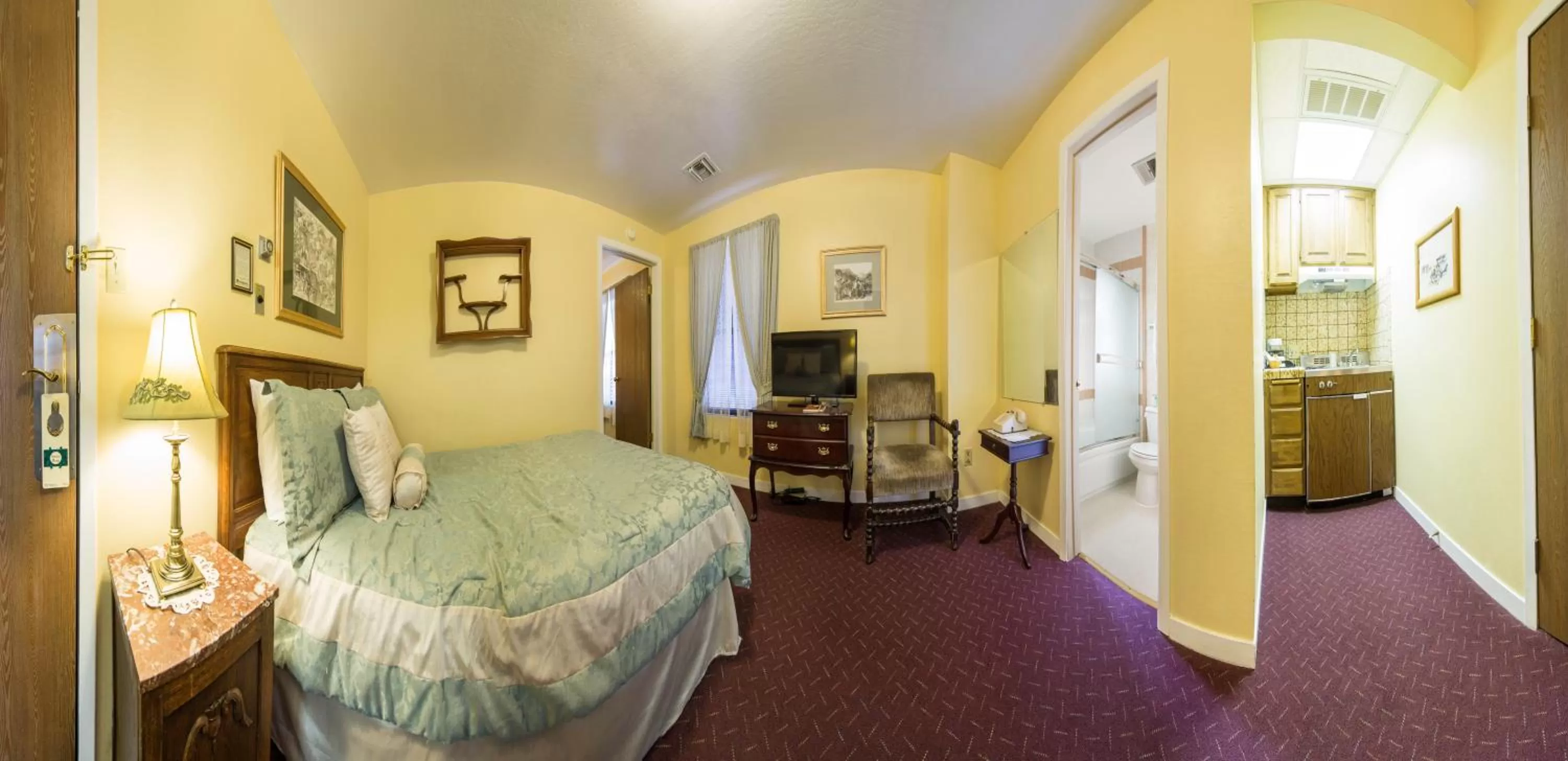 Photo of the whole room, Bed in Historic Cary House Hotel