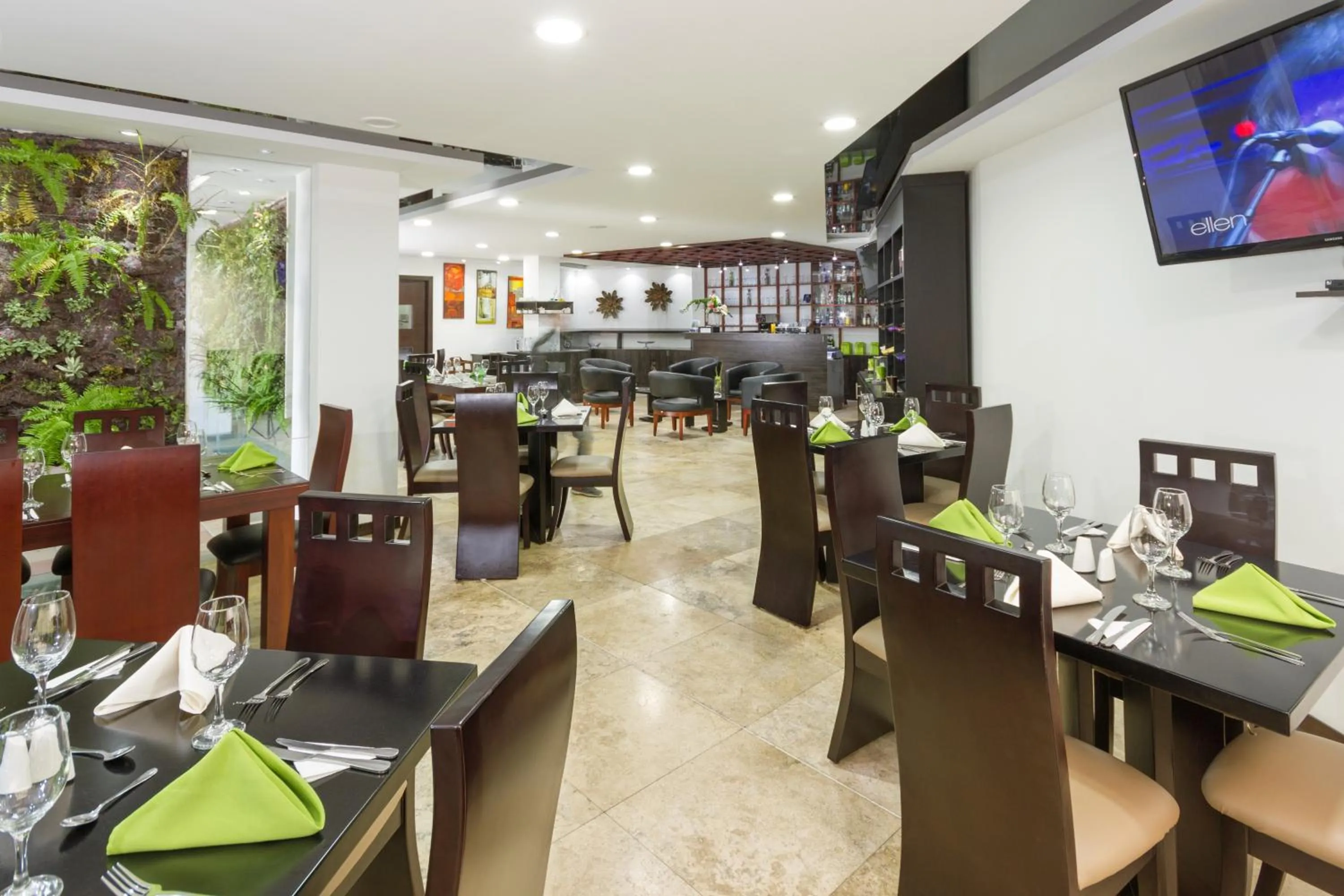 Restaurant/places to eat in Hotel Valgus
