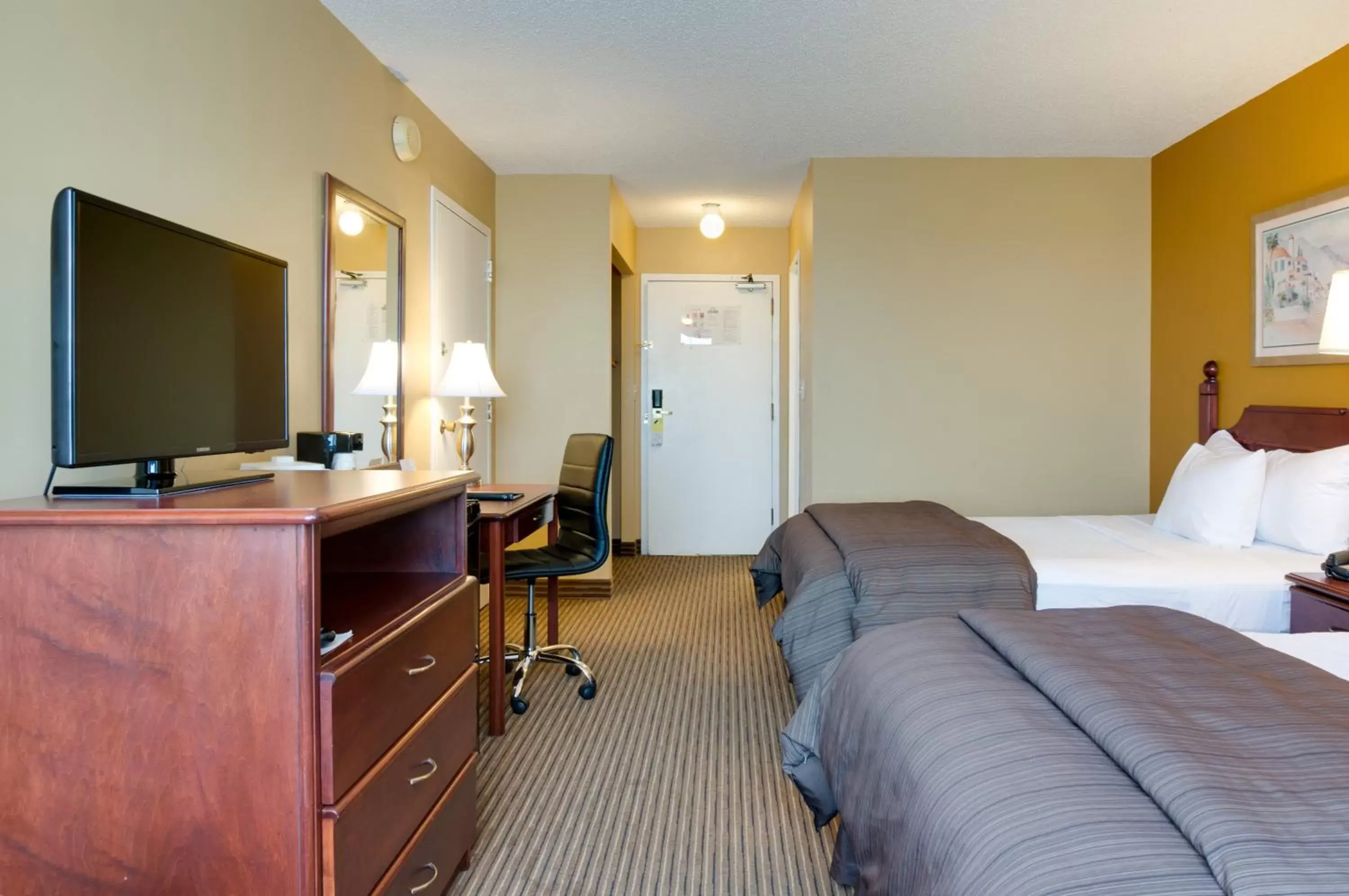 Bed, TV/Entertainment Center in Days Inn by Wyndham Calgary South