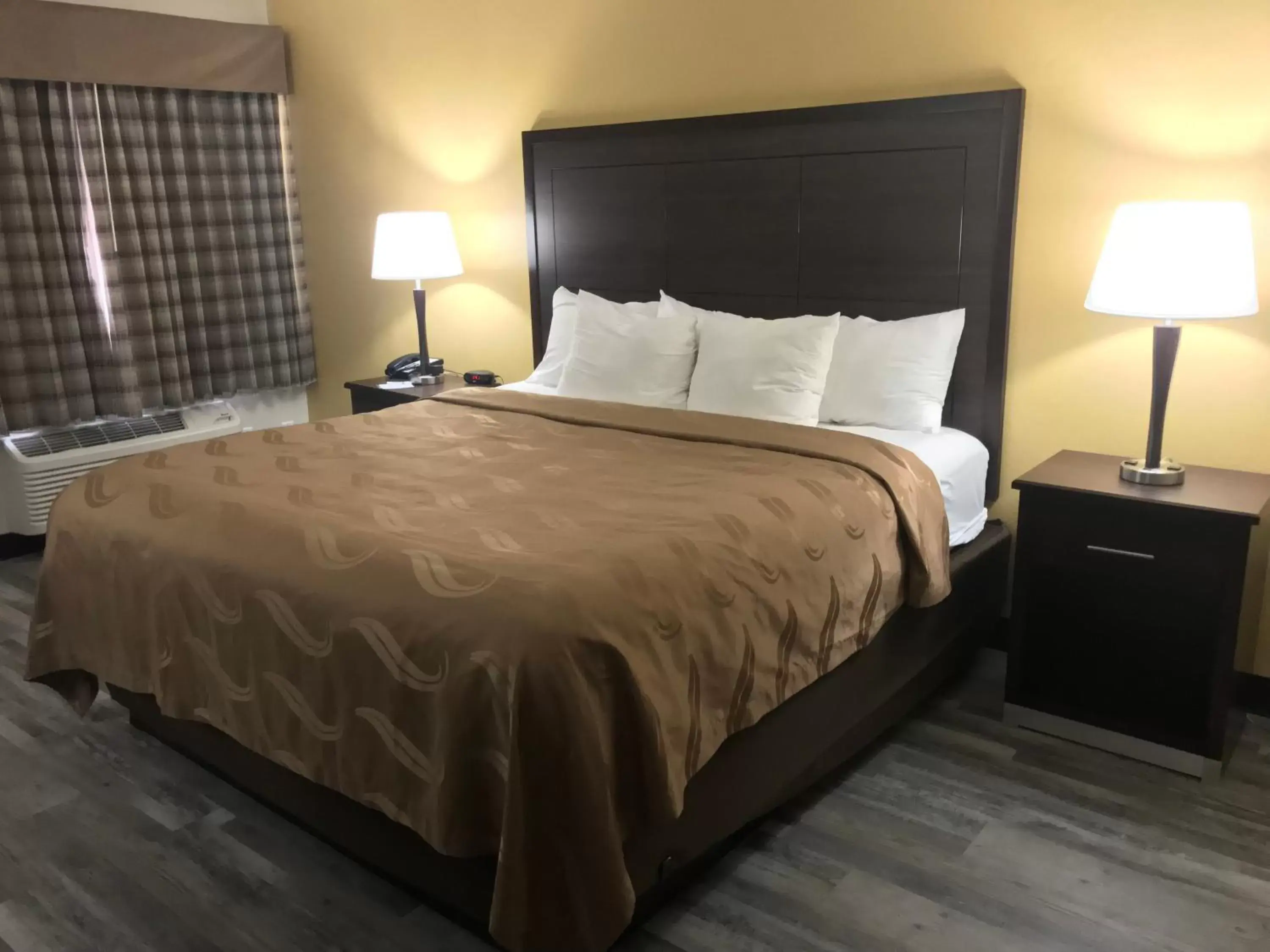 Bed in Quality Inn & Suites near Downtown Mesa