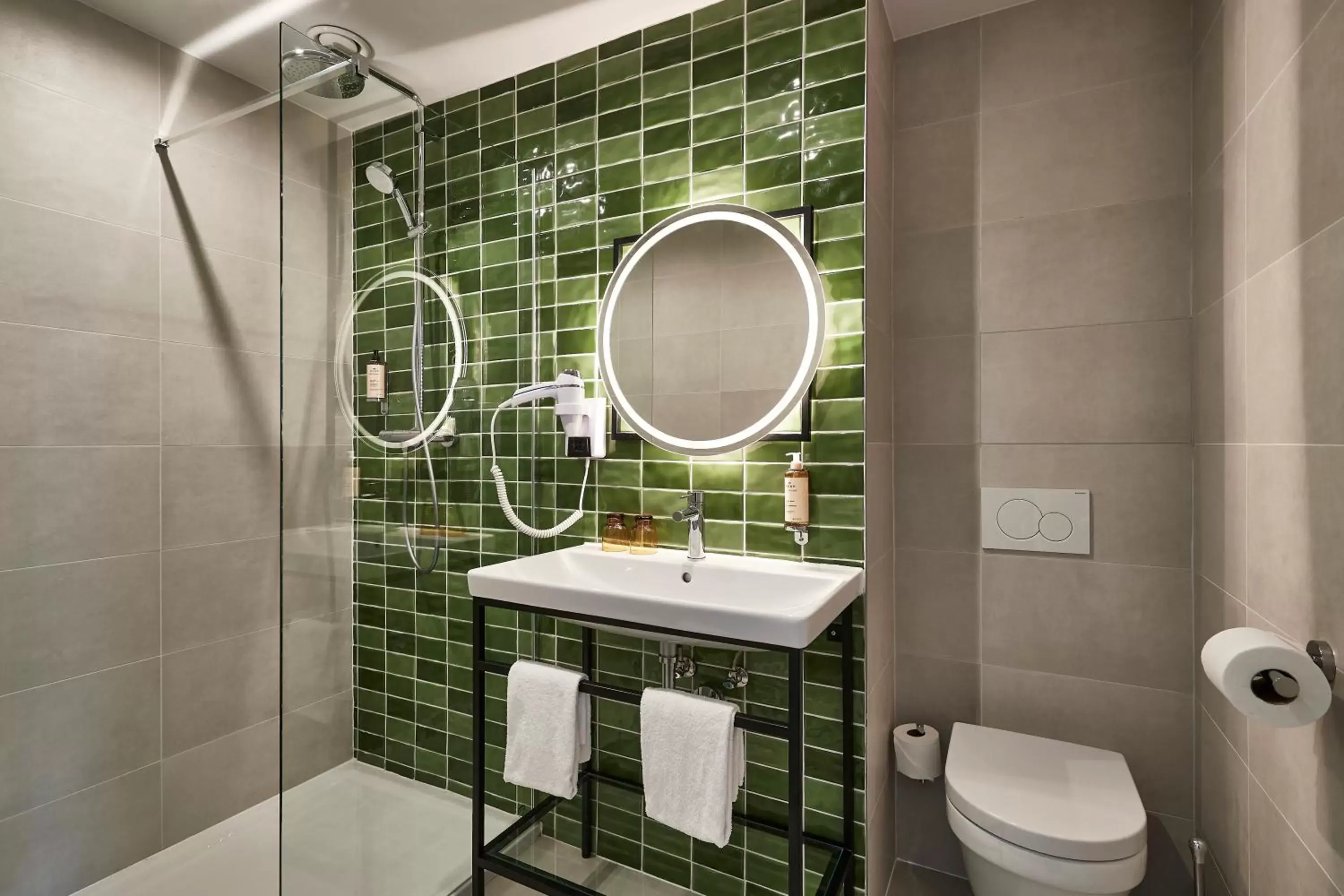 Shower, Bathroom in Urban Yard Hotel
