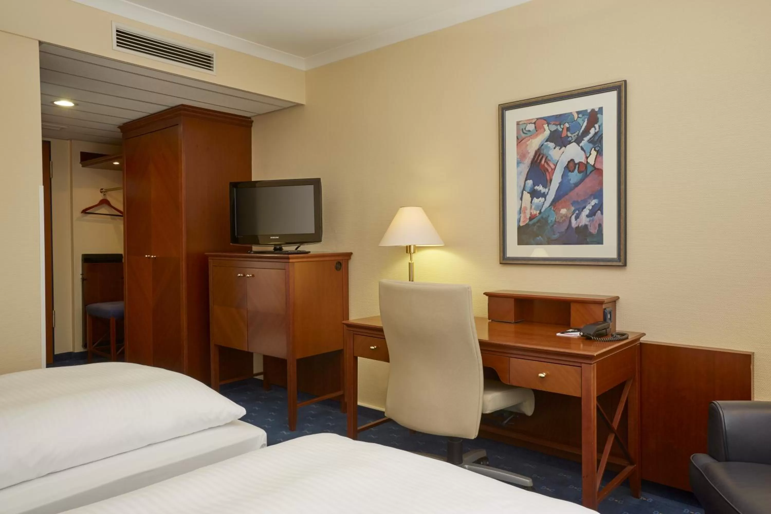 Photo of the whole room, Bed in H4 Hotel Kassel City, Trademark Collection by Wyndham