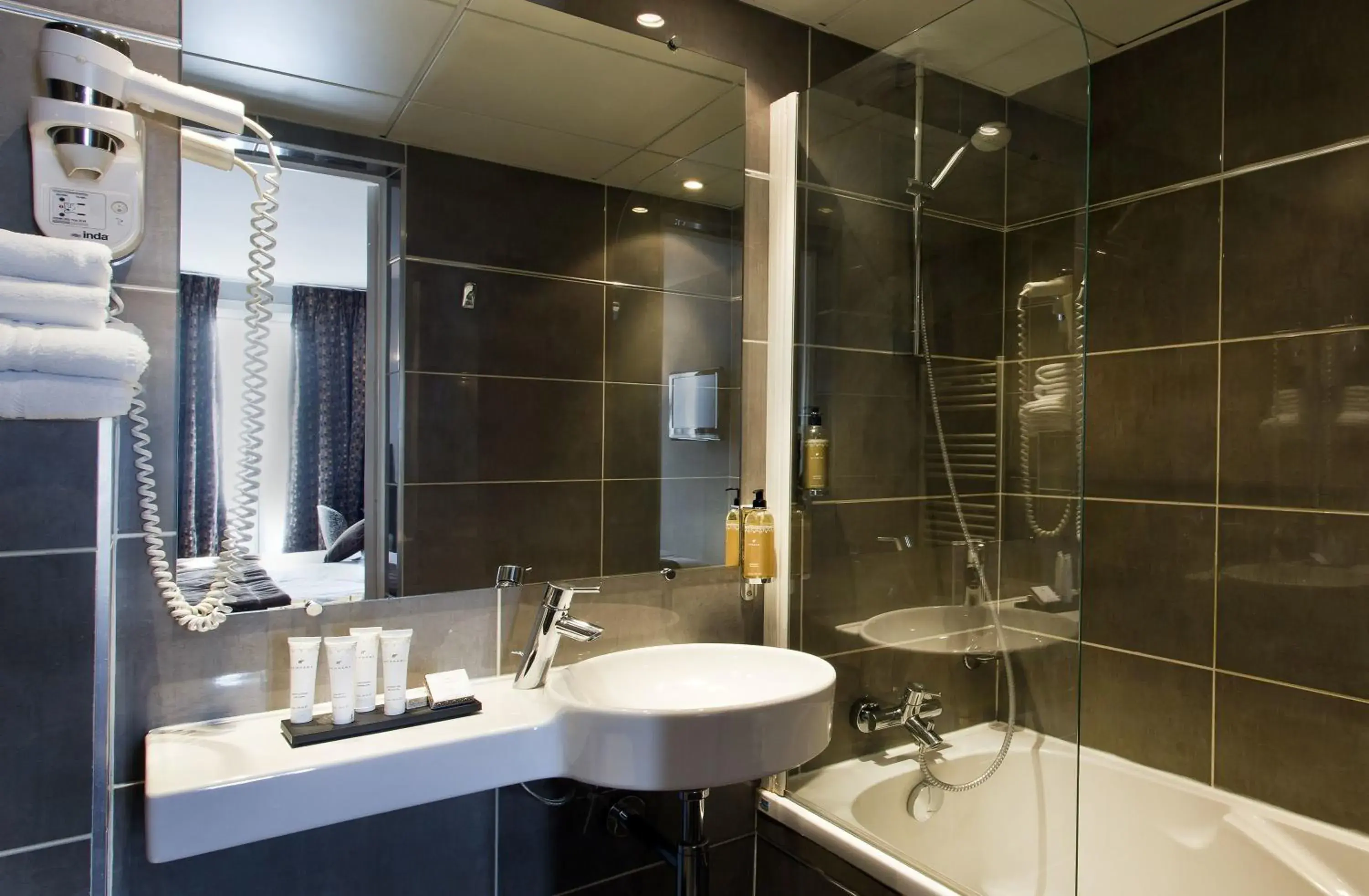 Photo of the whole room, Bathroom in Hotel Du Prince Eugene