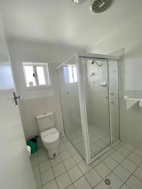 Bathroom in Leisure-Lee Holiday Apartments