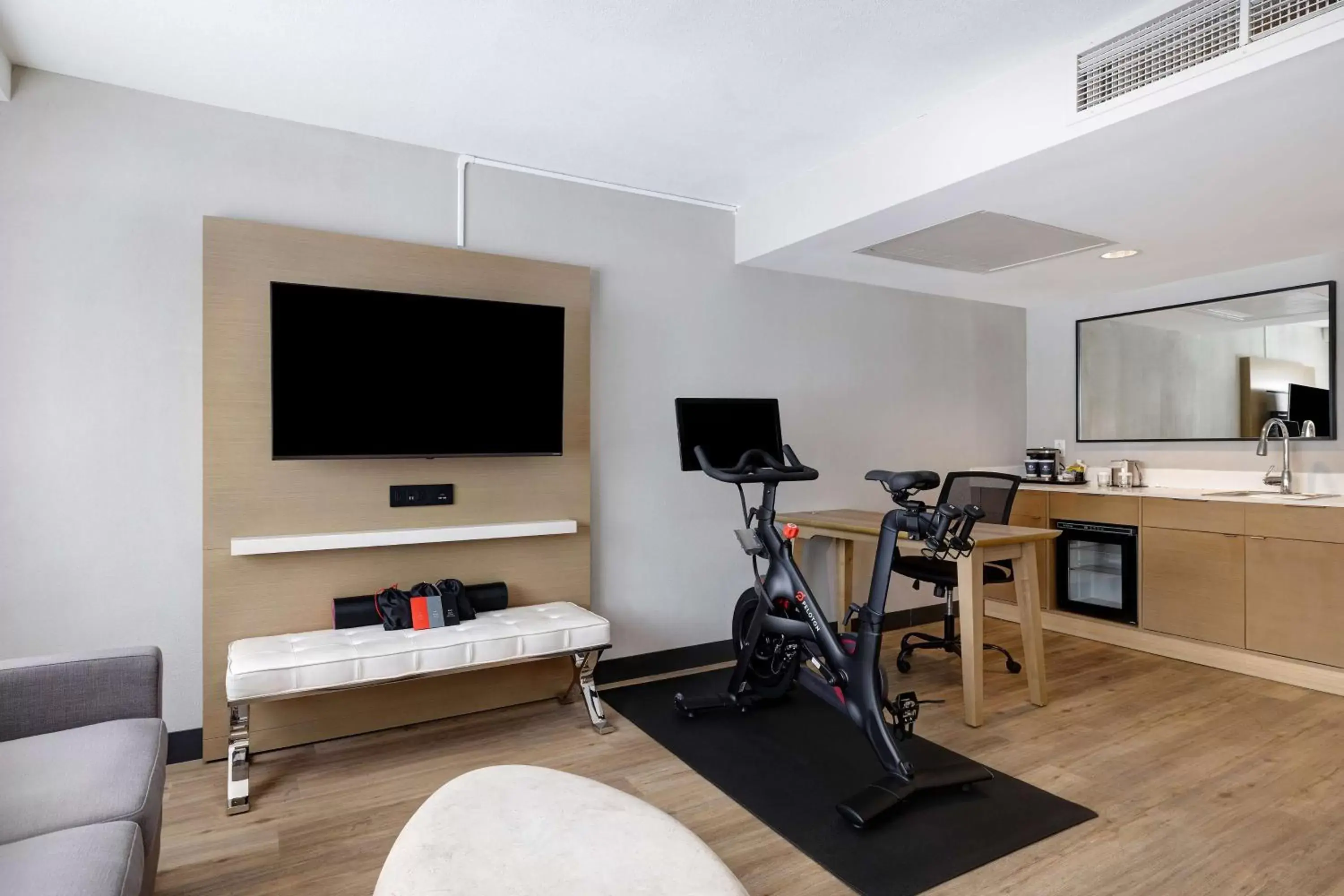 Bedroom, TV/Entertainment Center in DoubleTree by Hilton Davenport