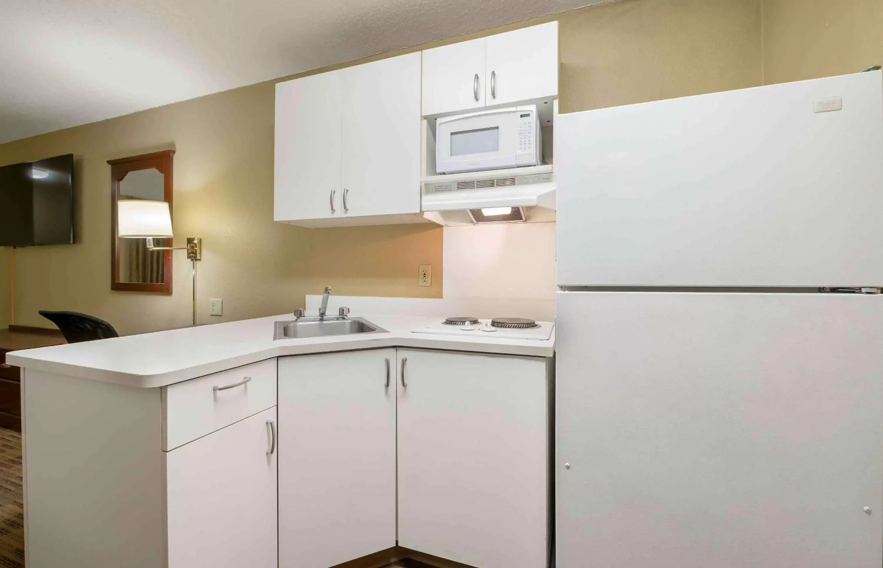 Bedroom, Kitchen/Kitchenette in Extended Stay America Suites - Chicago - Schaumburg - I-90