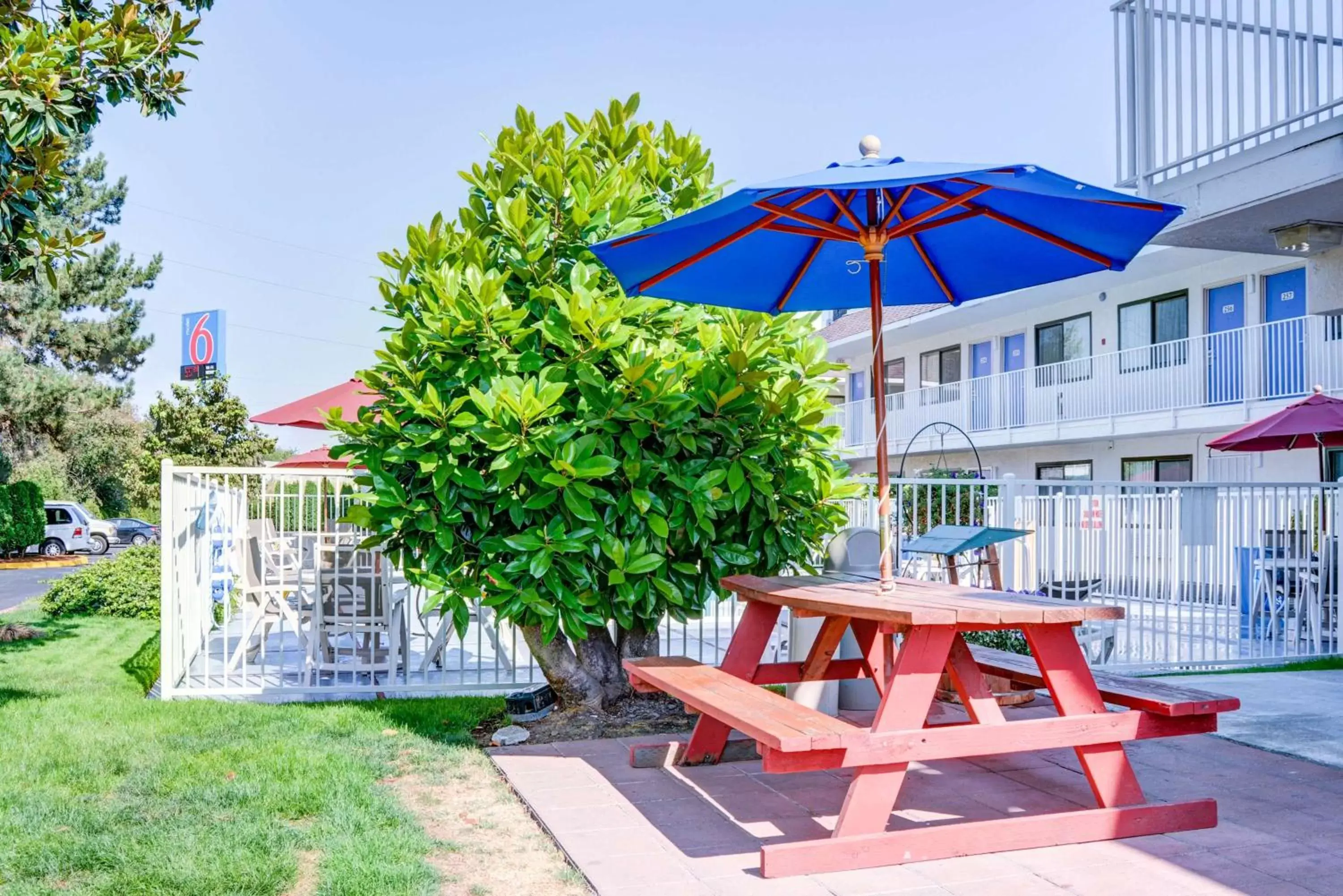 Property building, Patio/Outdoor Area in Motel 6-Springfield, OR - Eugene North