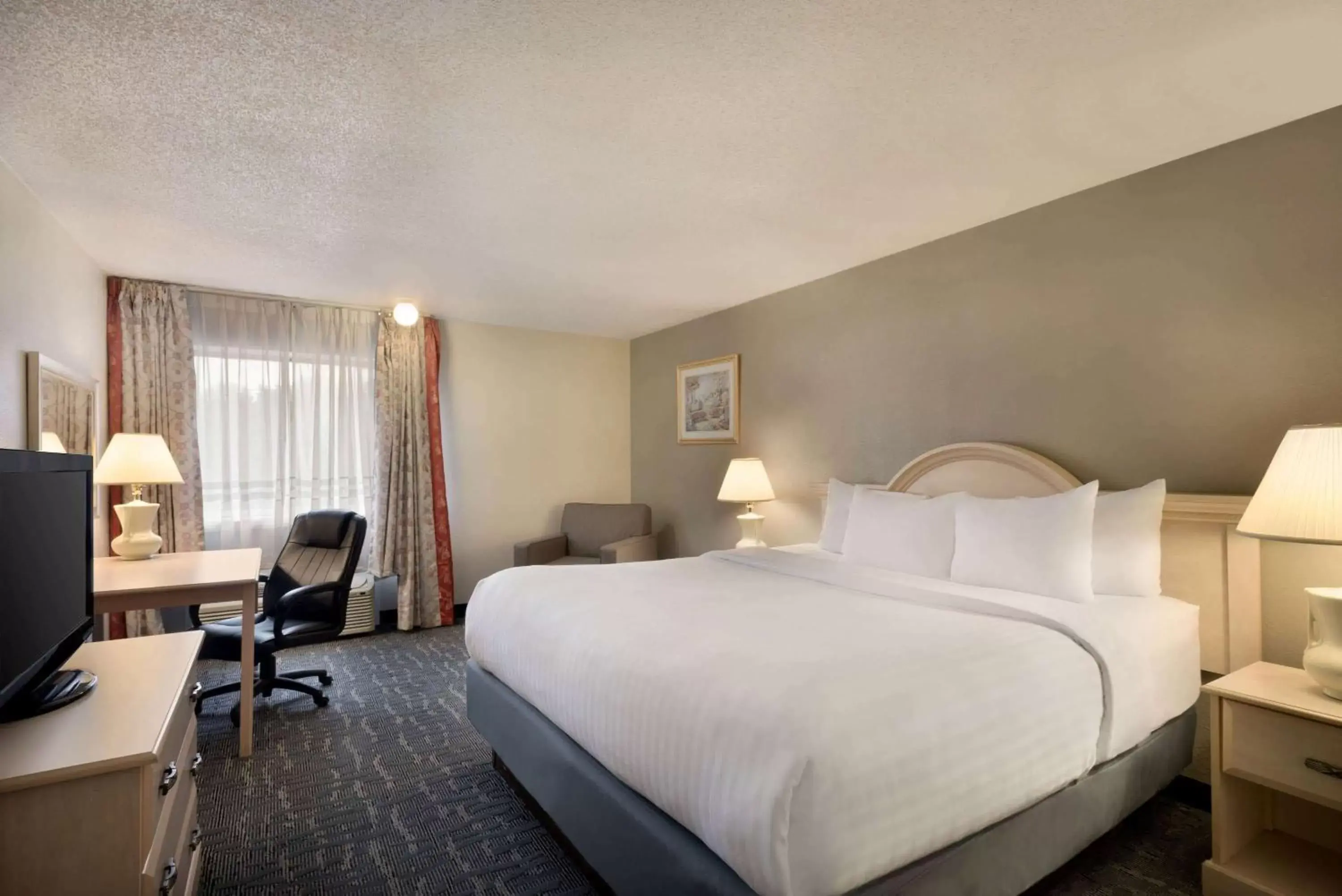 Photo of the whole room, Bed in Baymont by Wyndham Des Moines North