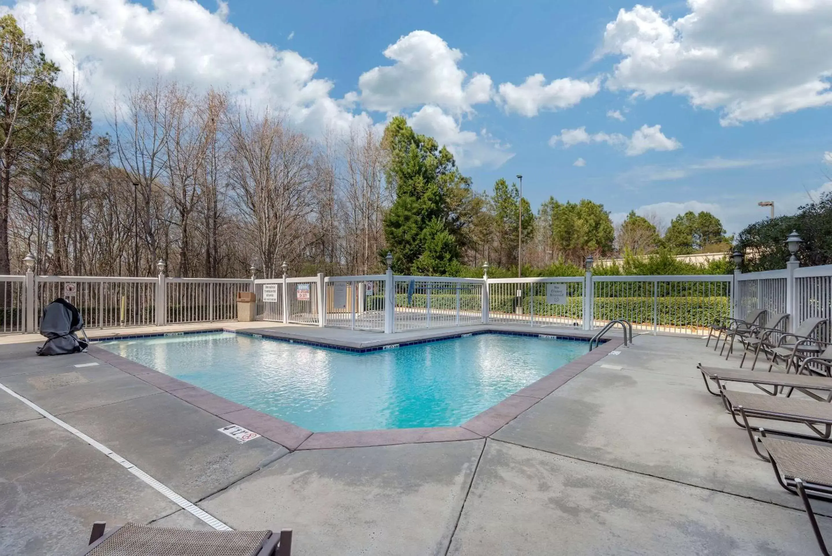 Pool view, Swimming Pool in Comfort Suites near Birkdale Village - Huntersville