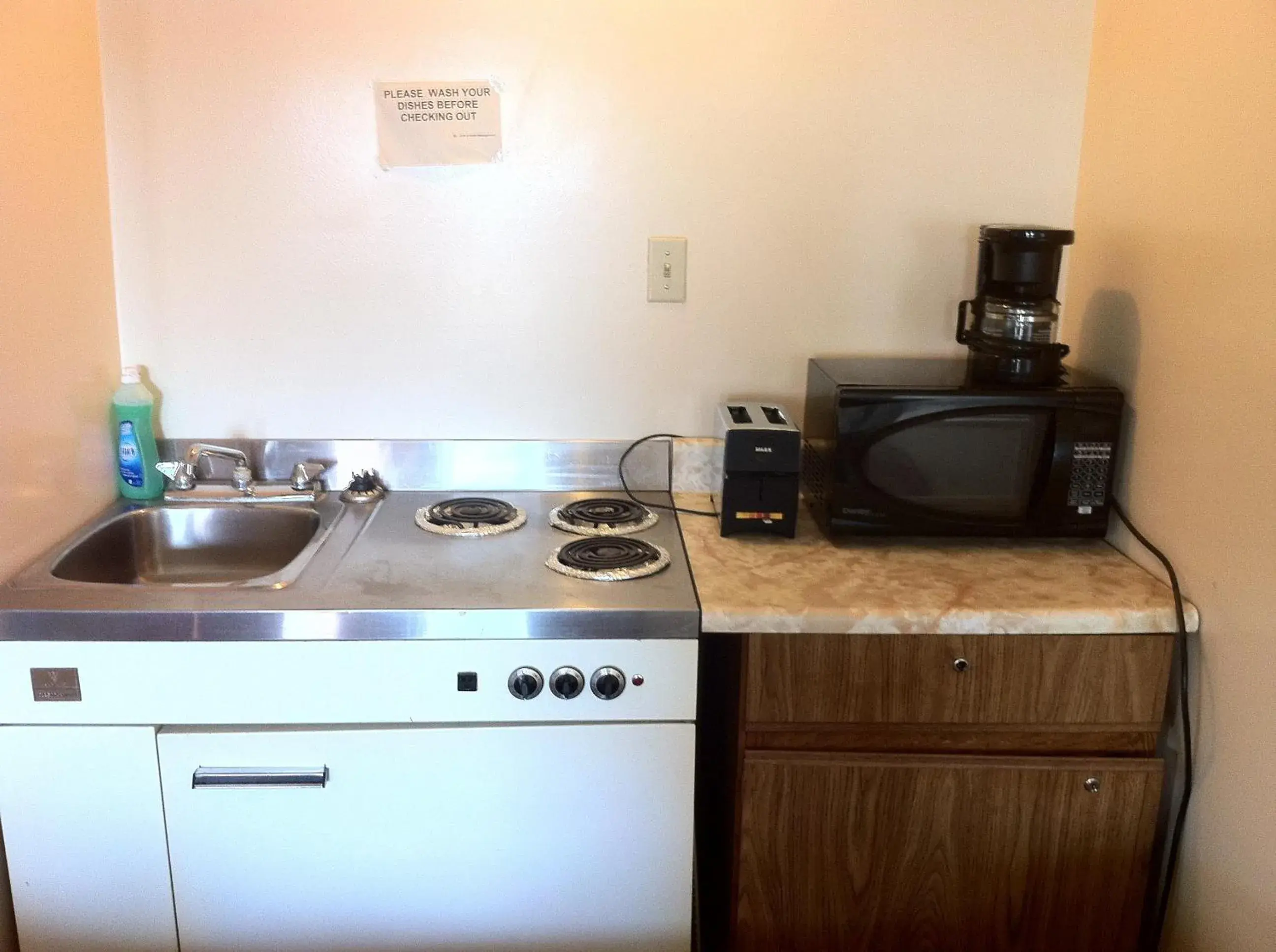 Kitchen or kitchenette, Kitchen/Kitchenette in Circle 6 Motel