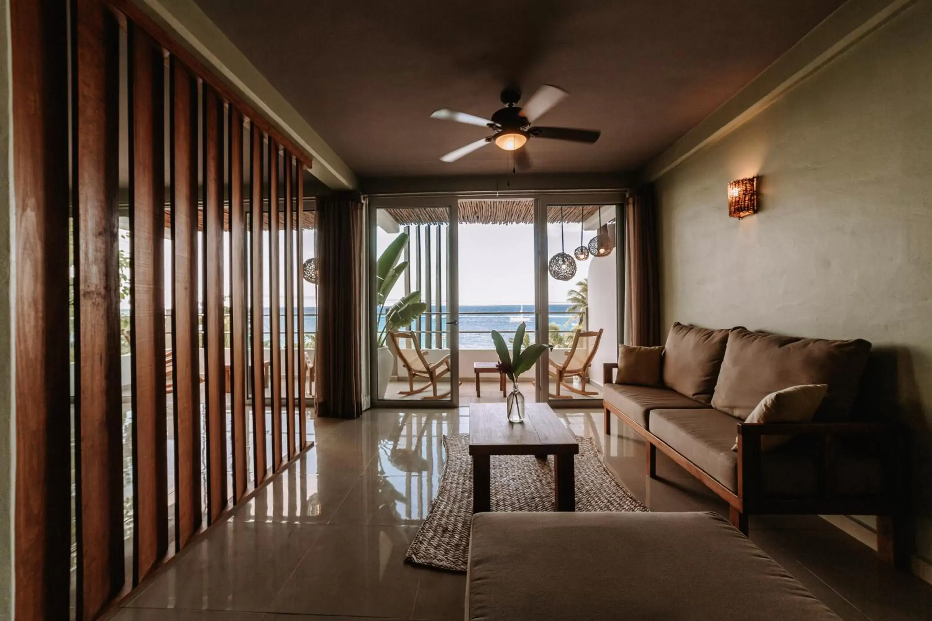 Living room, Seating Area in Albatros Suites by Bedsfriends