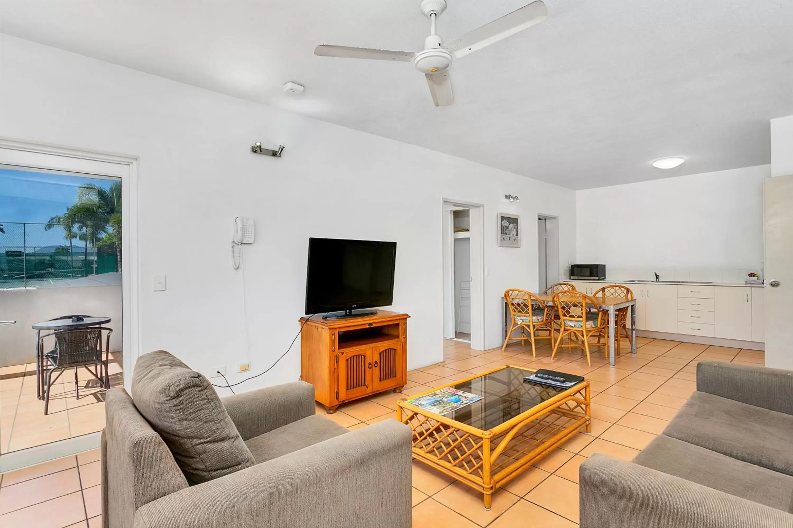 TV and multimedia, Seating Area in Cairns Reef Apartments & Motel