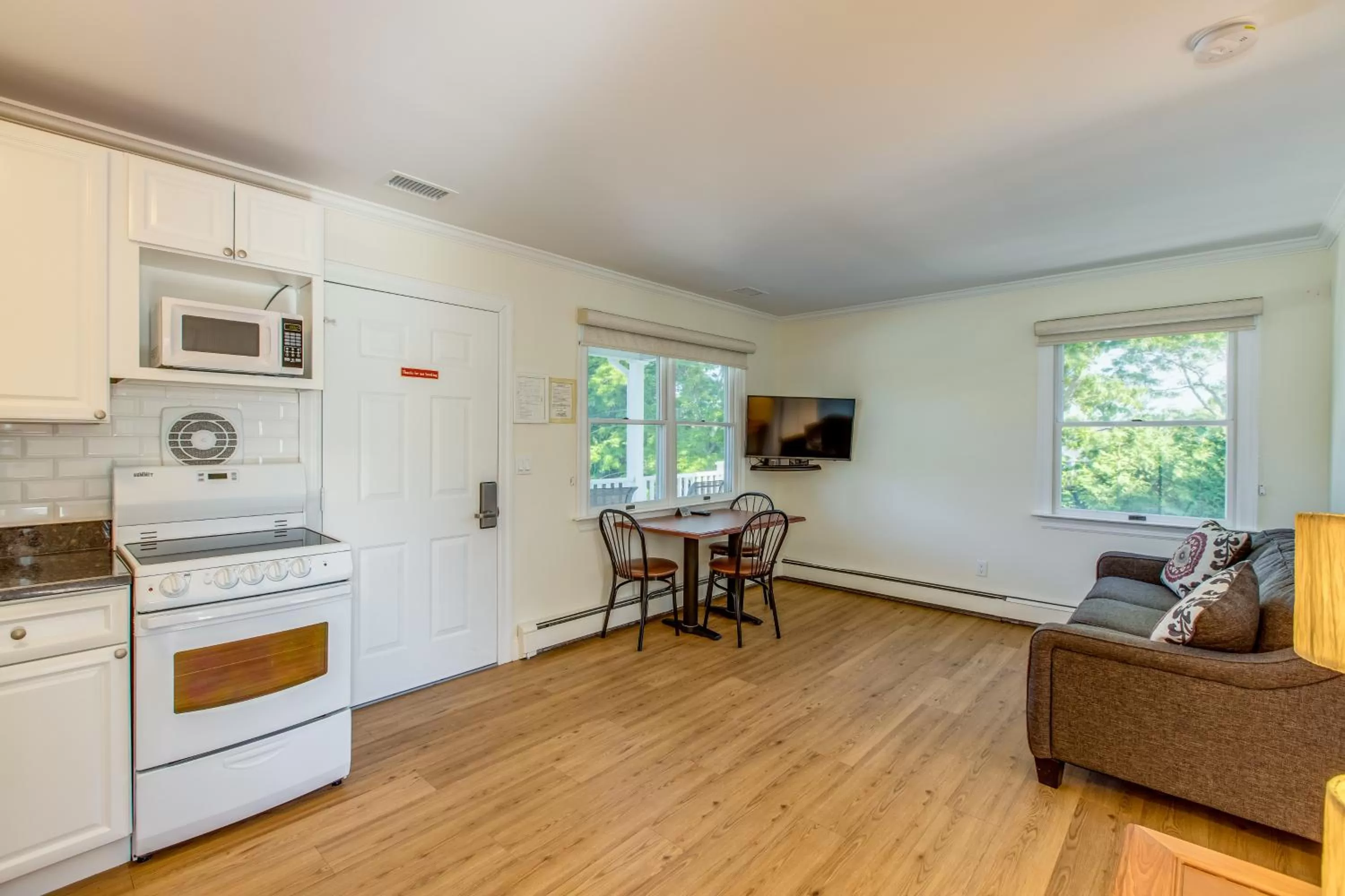 Kitchen/Kitchenette in Colonial Shores Resort