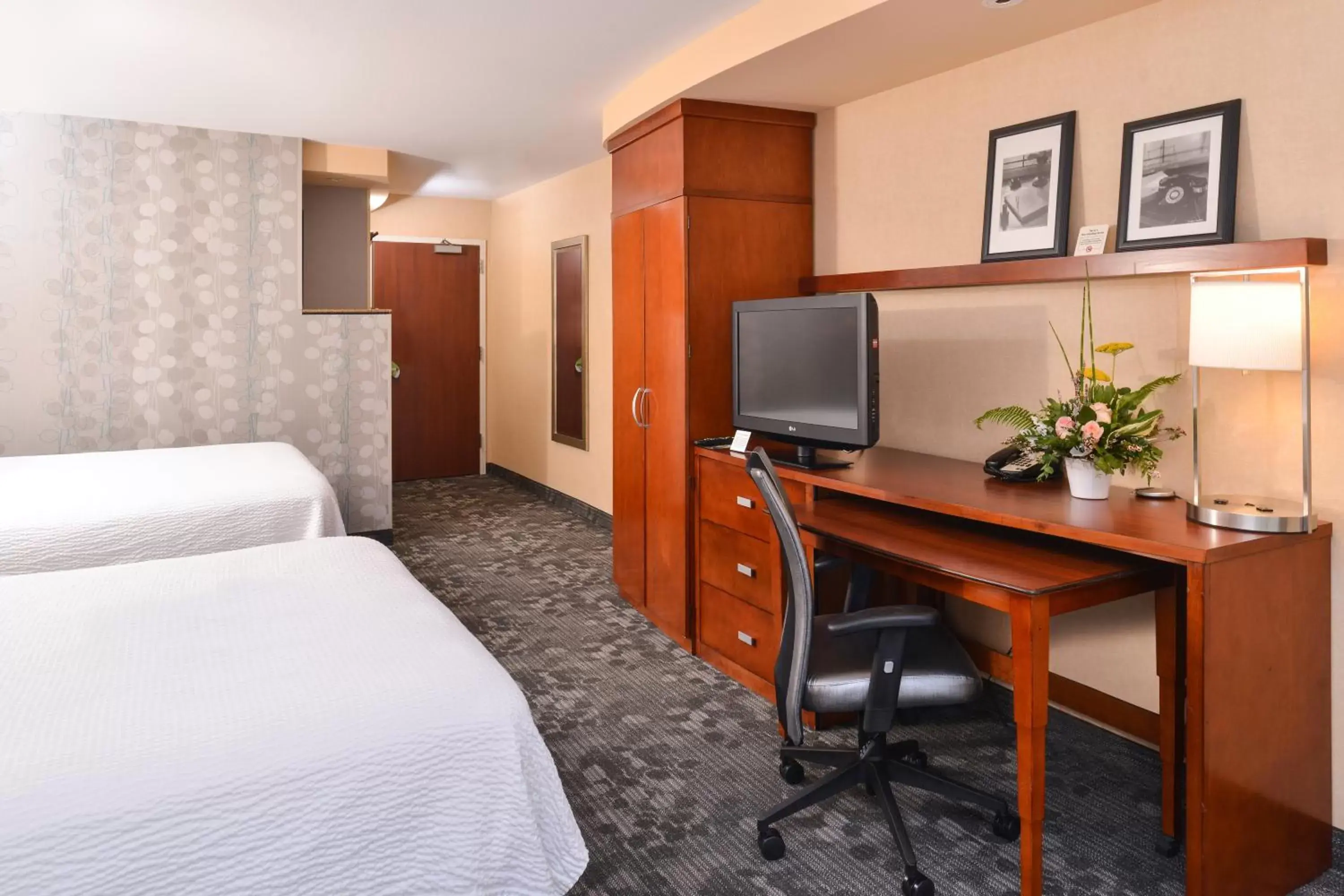 Bed, TV/Entertainment Center in Courtyard by Marriott Boise West/Meridian