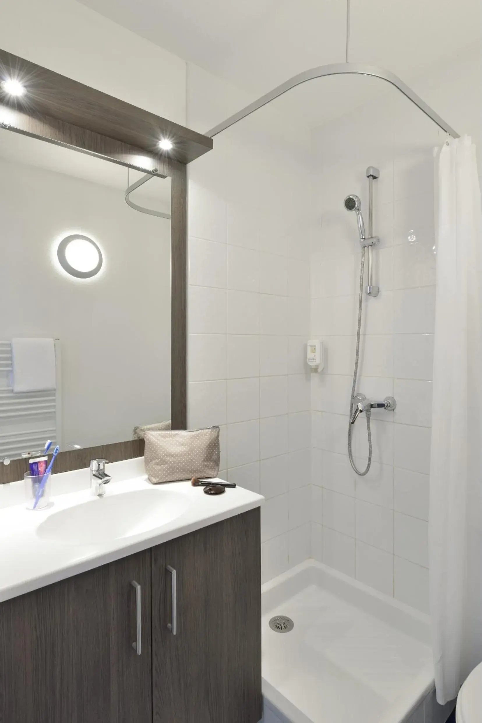 Shower, Bathroom in Aparthotel Adagio Access Toulouse St Cyprien