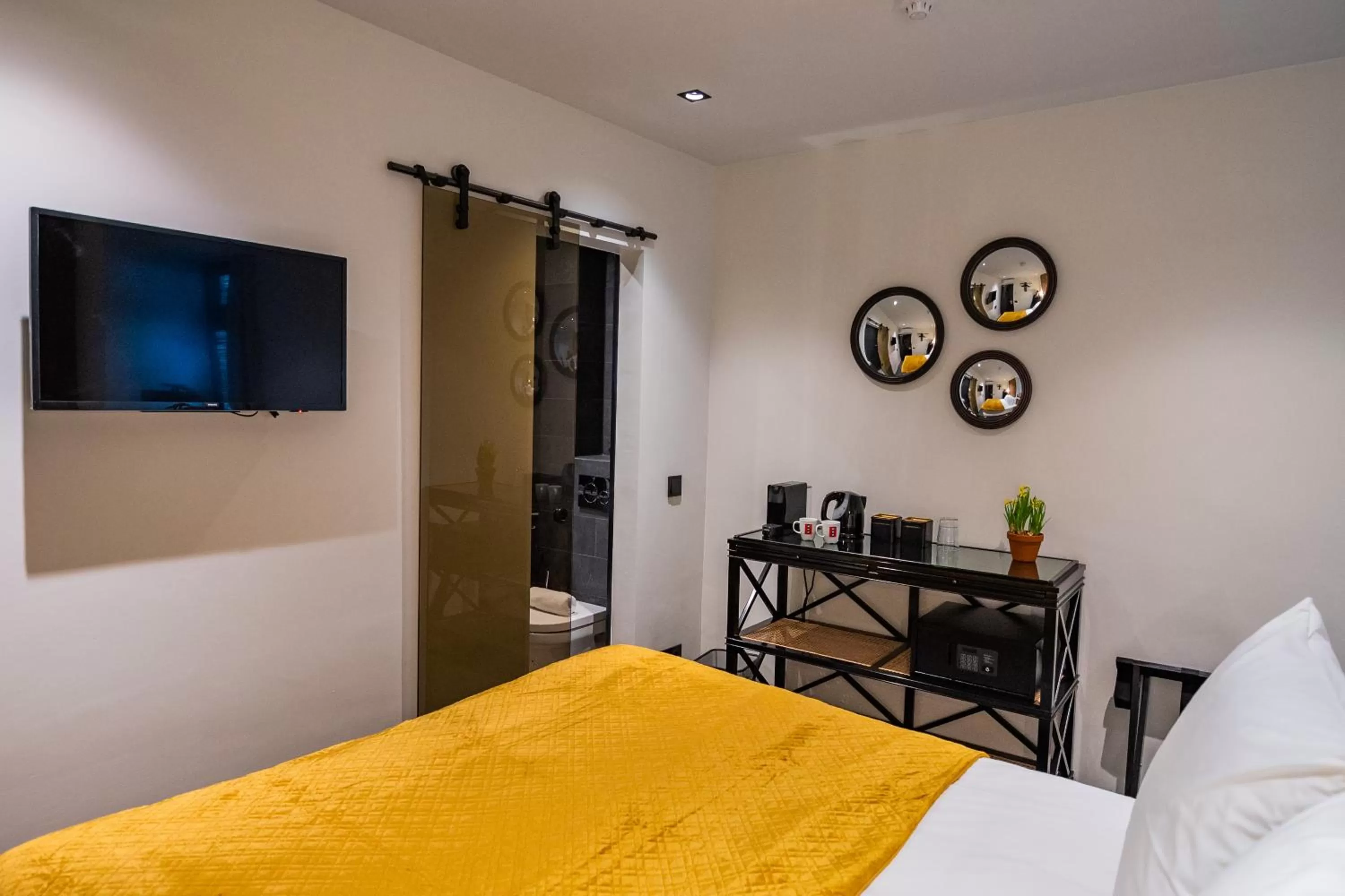 TV and multimedia, Bed in Sotel Amsterdam Central Station