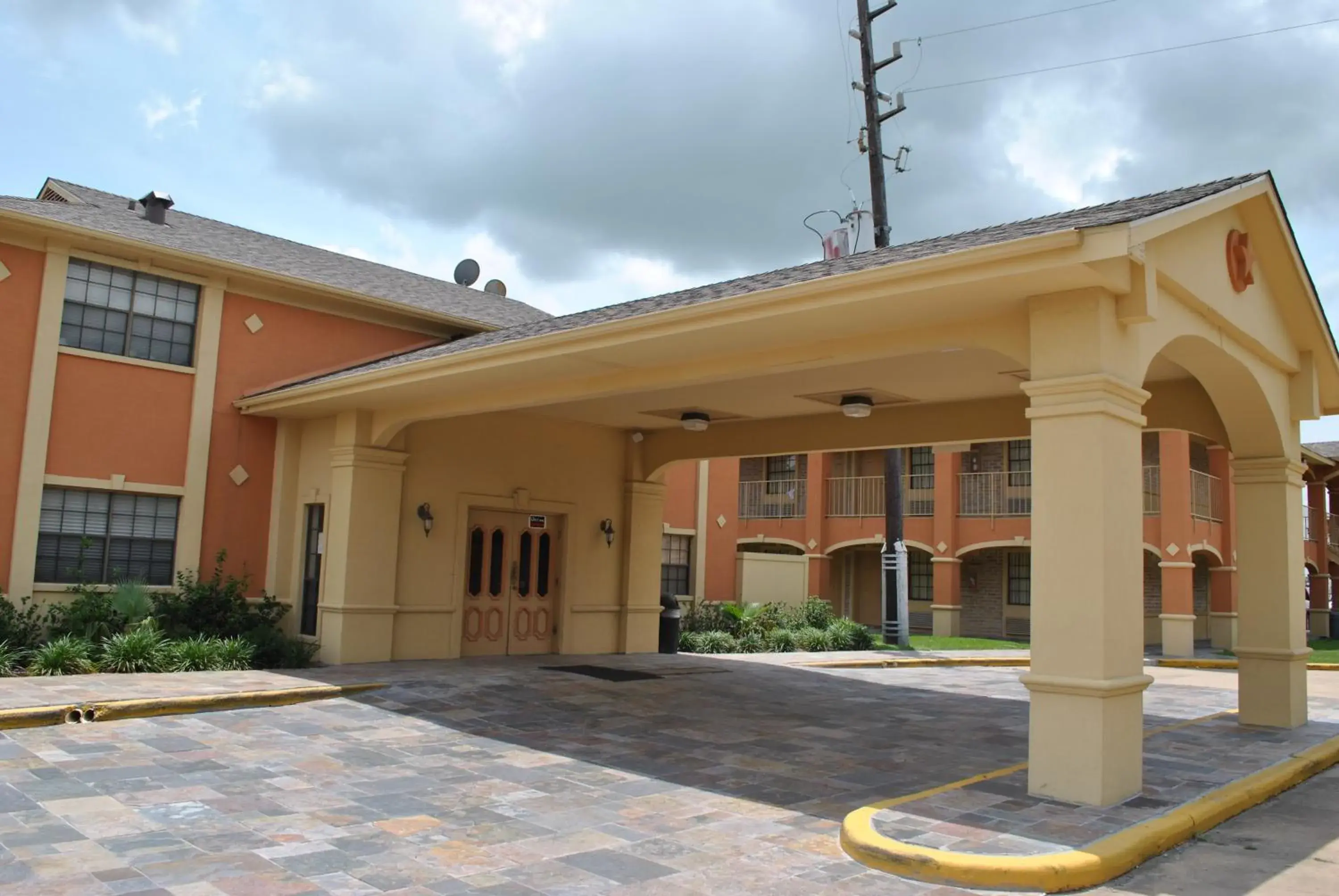 Facade/entrance, Property Building in Executive Inn Brookshire