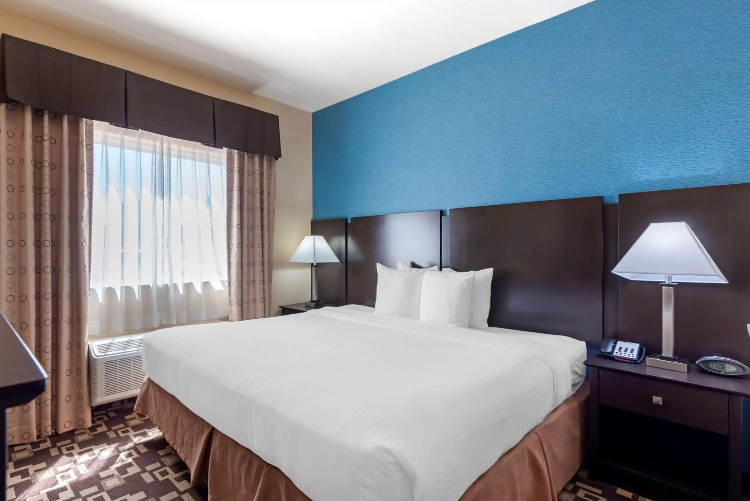 Bedroom, Bed in Best Western Plus Arlington North