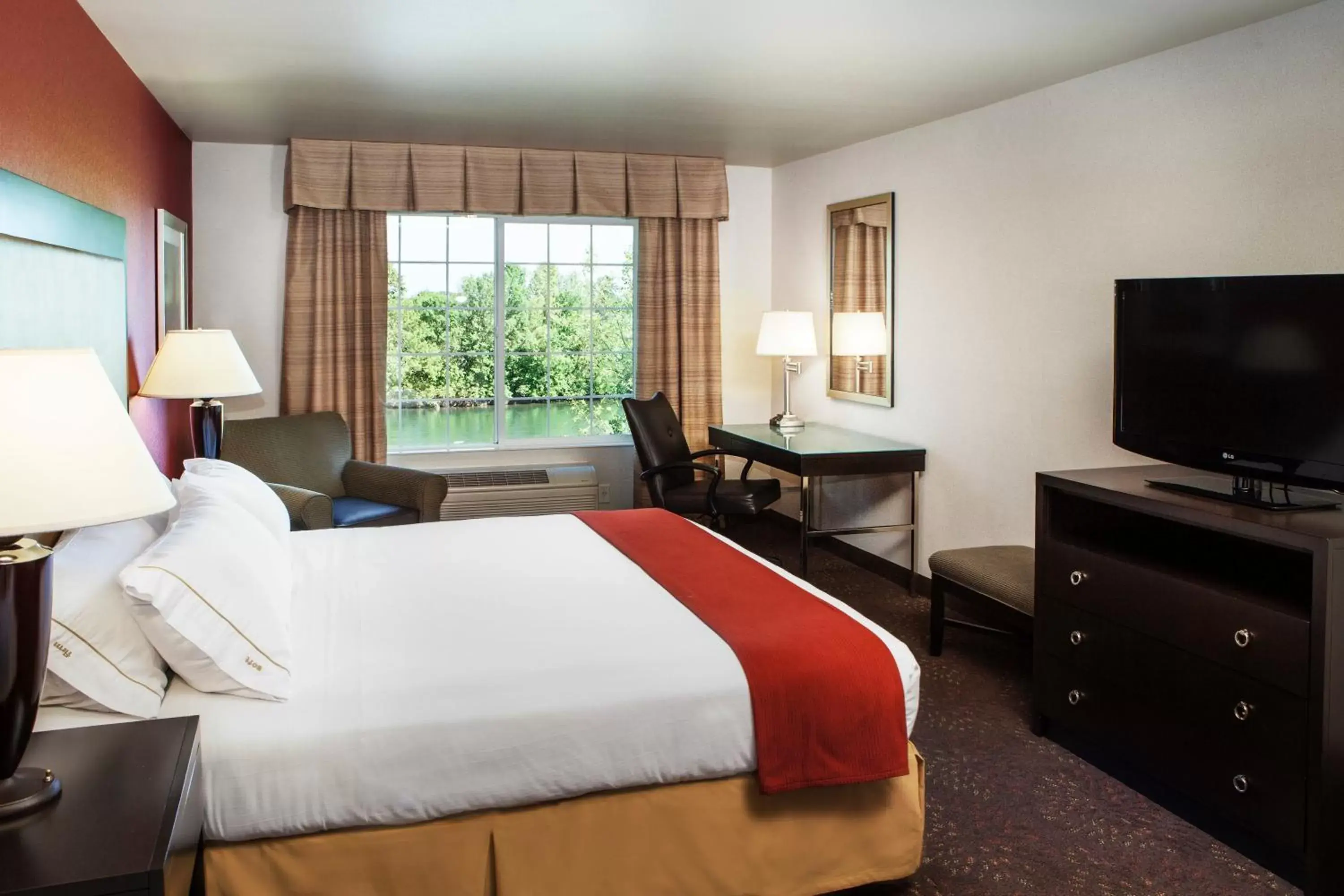 Photo of the whole room, Bed in Holiday Inn Express Corvallis-On the River, an IHG Hotel