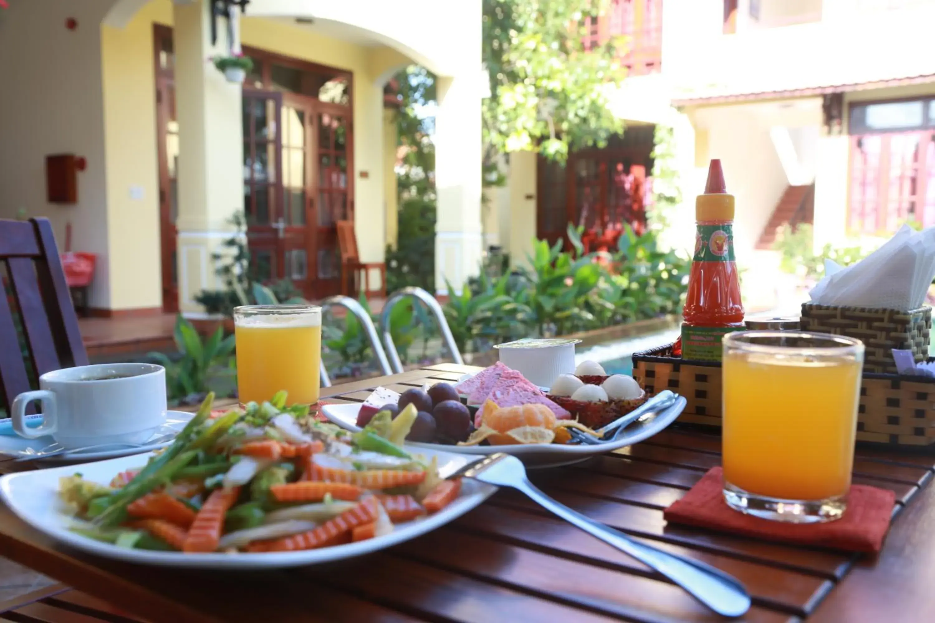 Lunch in The Earth Villa