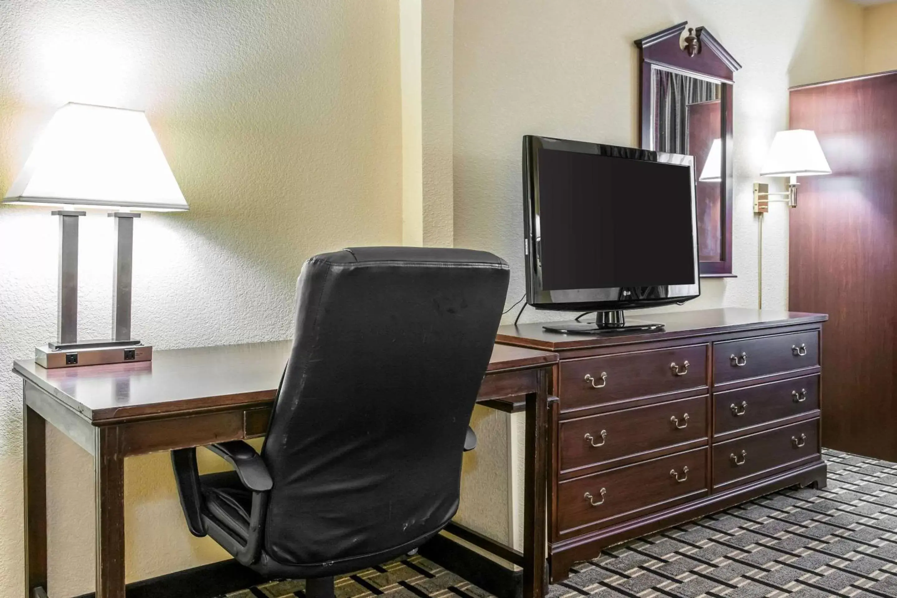 Photo of the whole room, TV/Entertainment Center in Clarion Inn & Suites Northwest