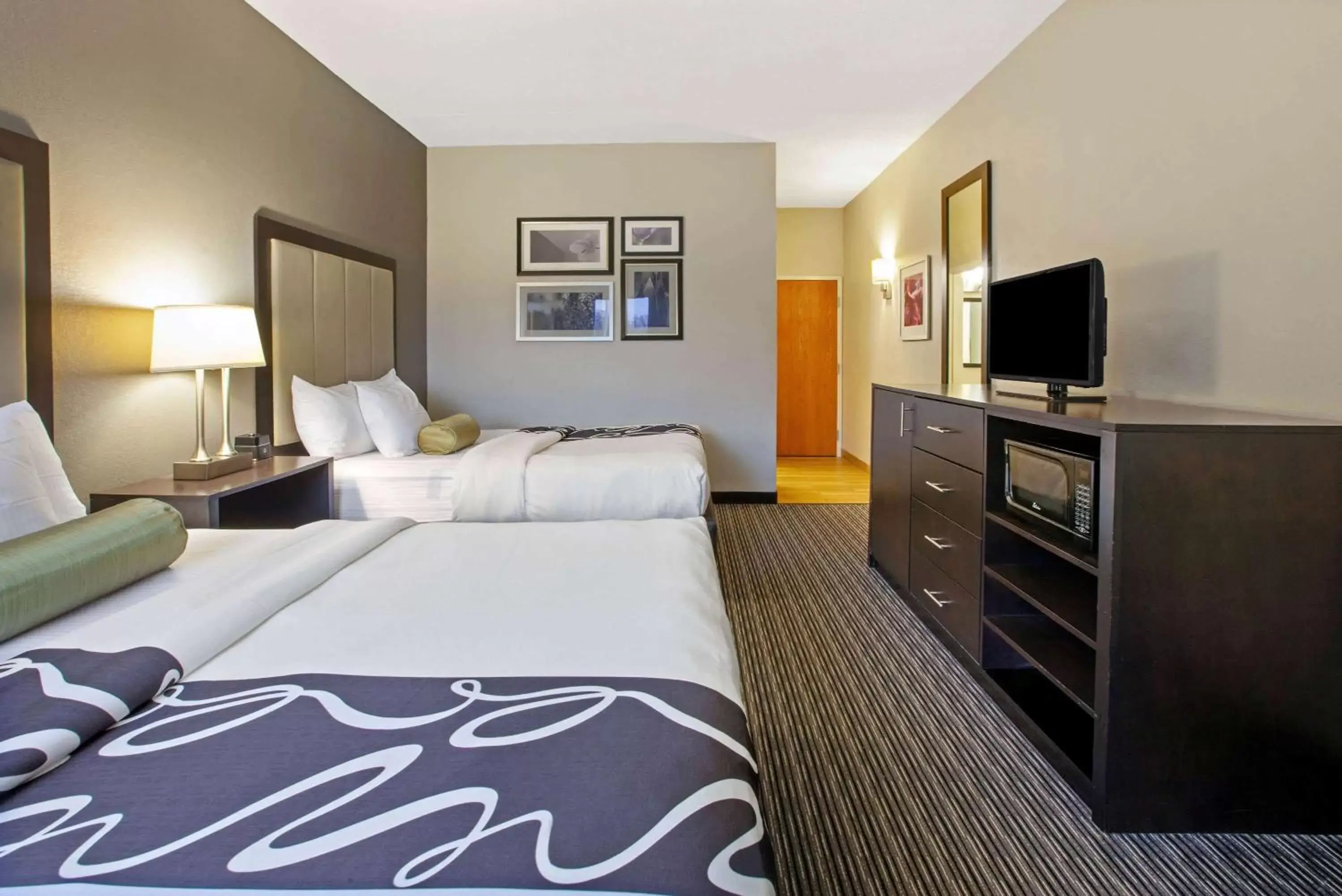 Photo of the whole room, Bed in La Quinta by Wyndham Detroit Metro Airport