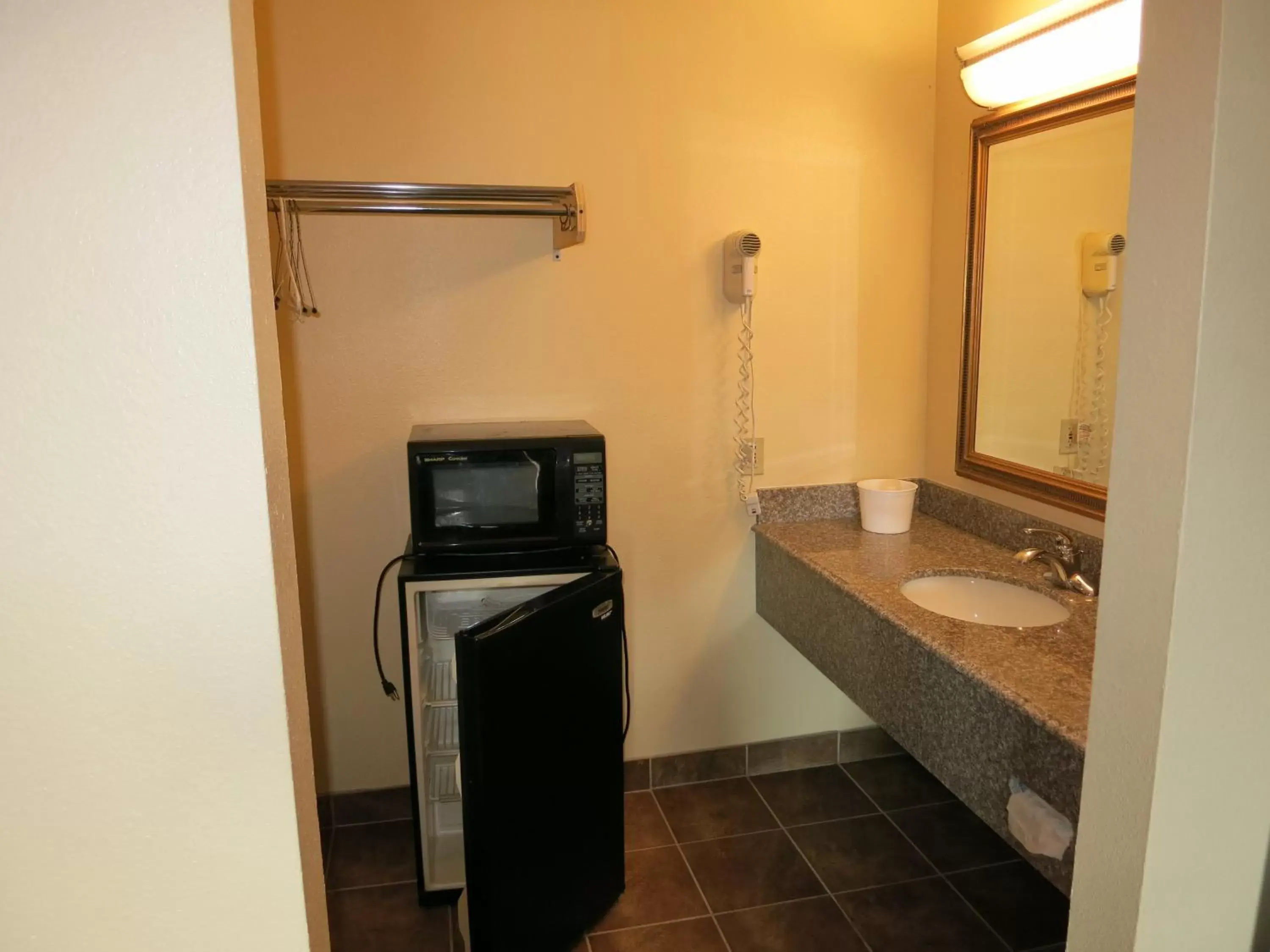 minibar, Bathroom in Inn at Mexia