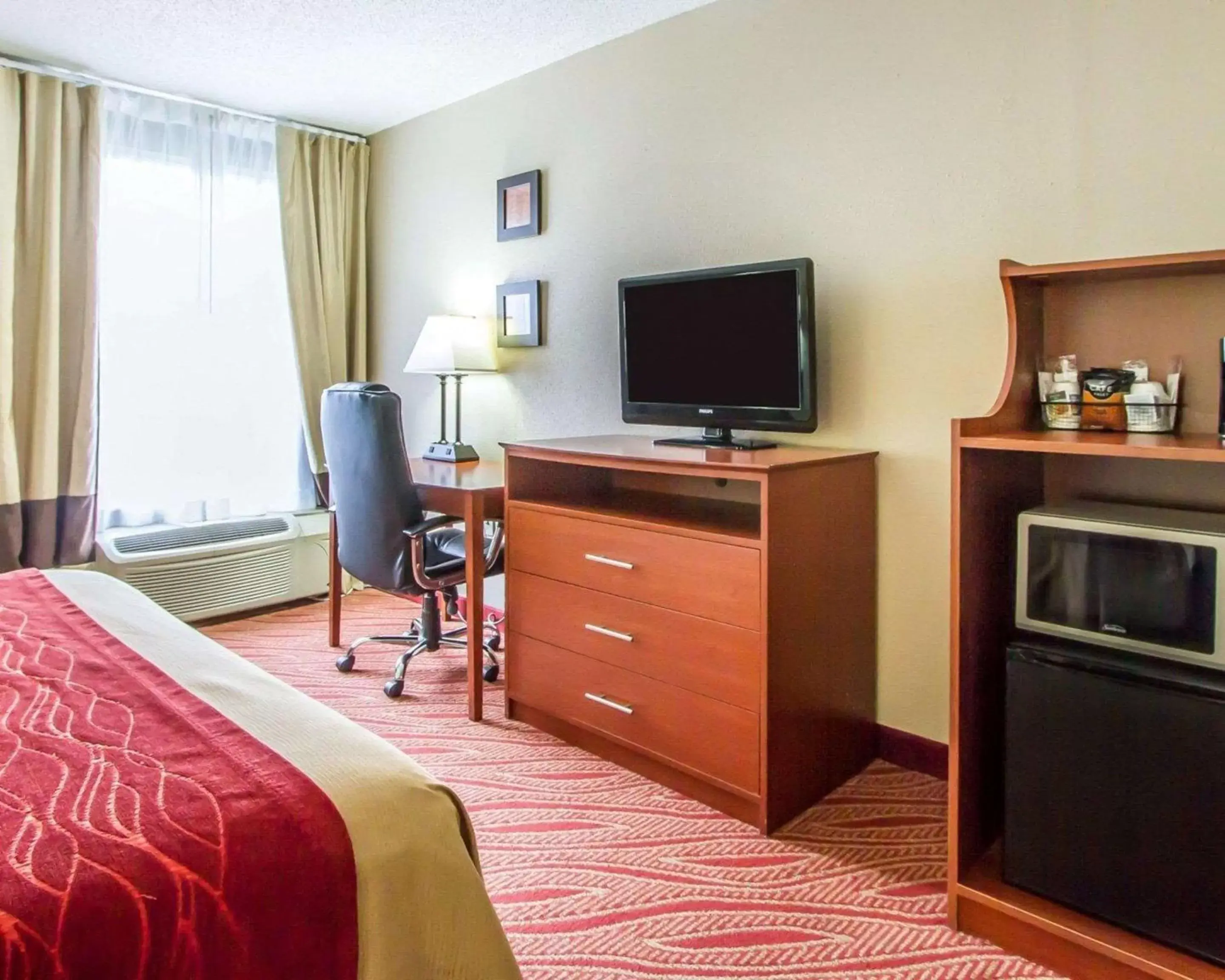 Photo of the whole room, TV/Entertainment Center in Comfort Inn Poplar Bluff North