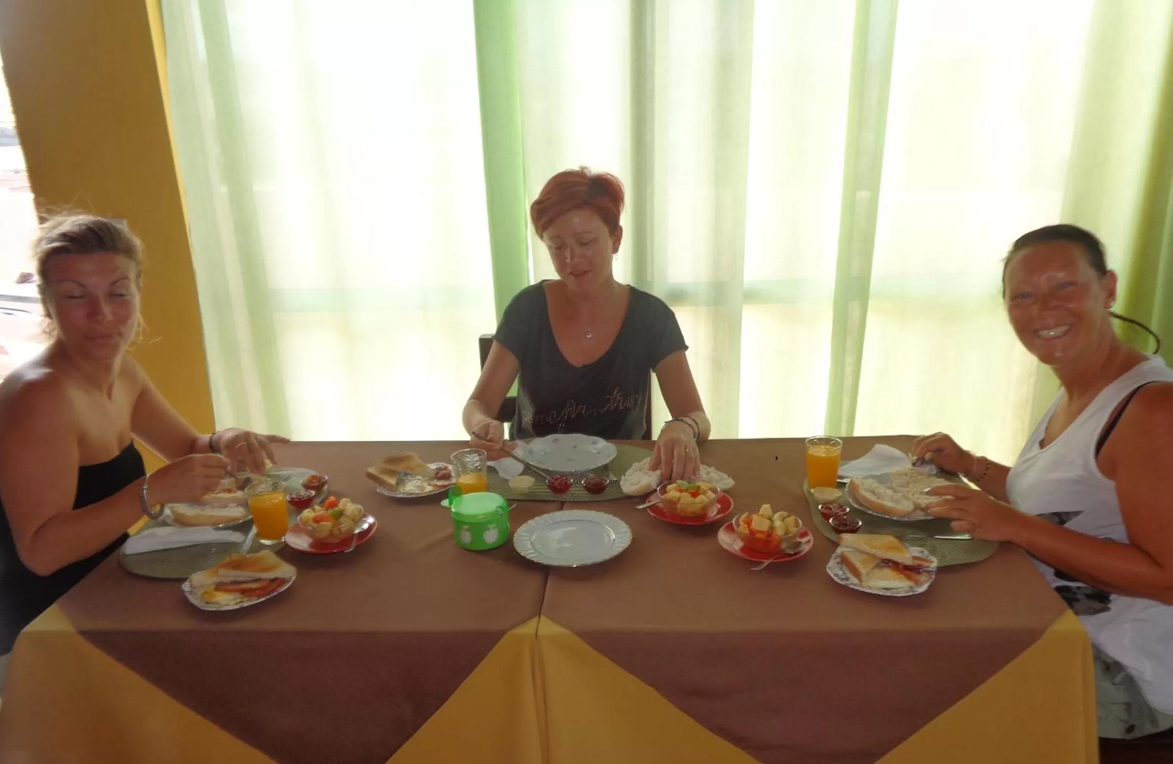 group of guests, Restaurant/Places to Eat in Casa Comba