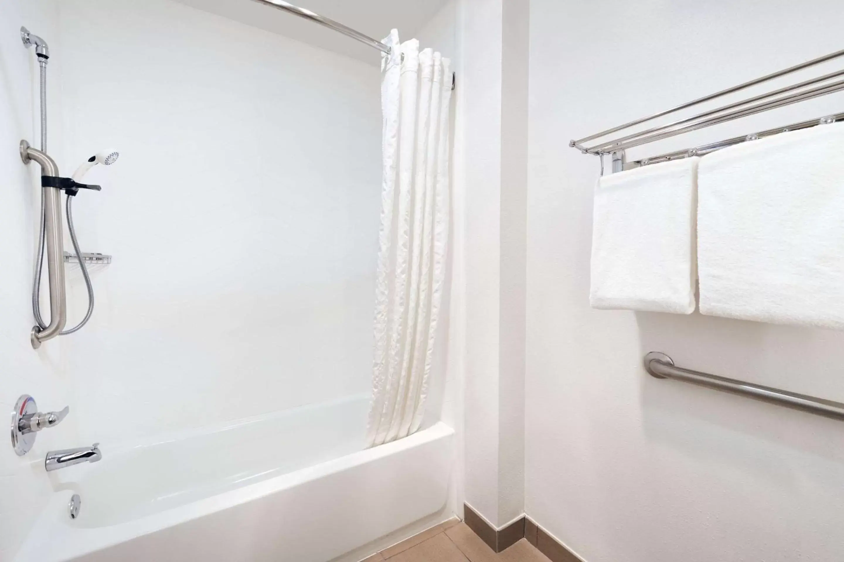 Bedroom, Bathroom in Comfort Suites Milwaukee Airport