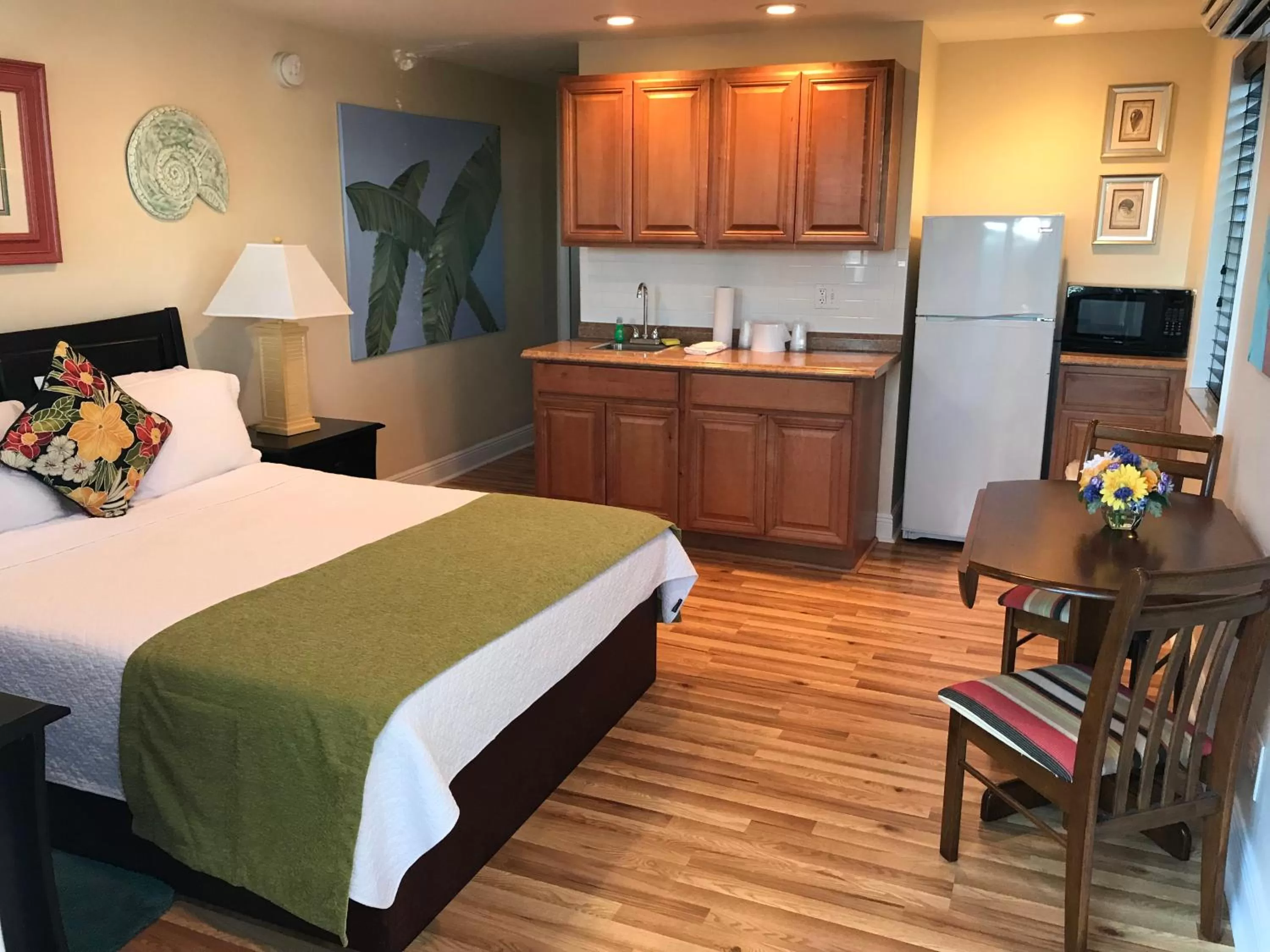 Photo of the whole room, Bed in Harborside Motel & Marina