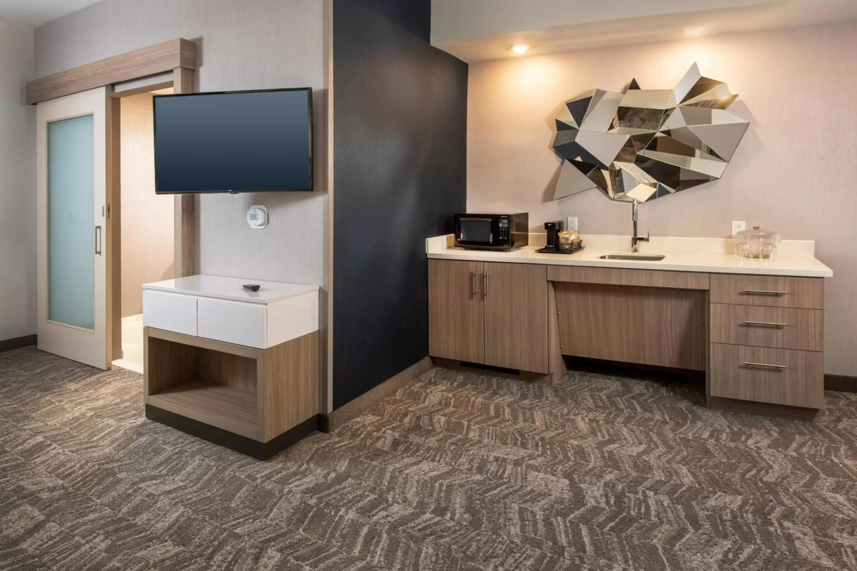 Living room, Kitchen/Kitchenette in SpringHill Suites By Marriott Frederick