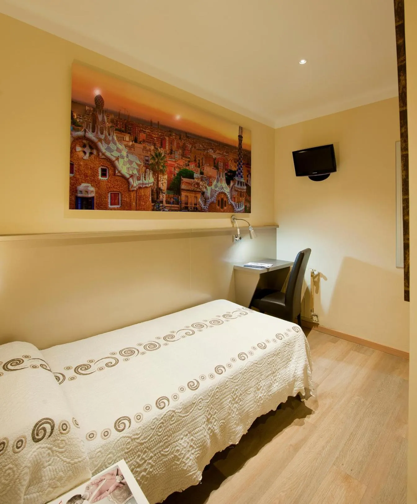 Bed in Hostal Barcelona