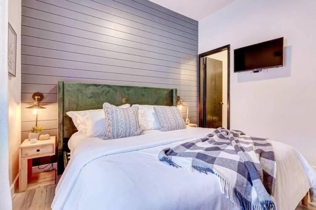 Bed in Mountain Retreat, Pool & Hot Tub, BBQ, Patio, King Bed, Sleeps 6!