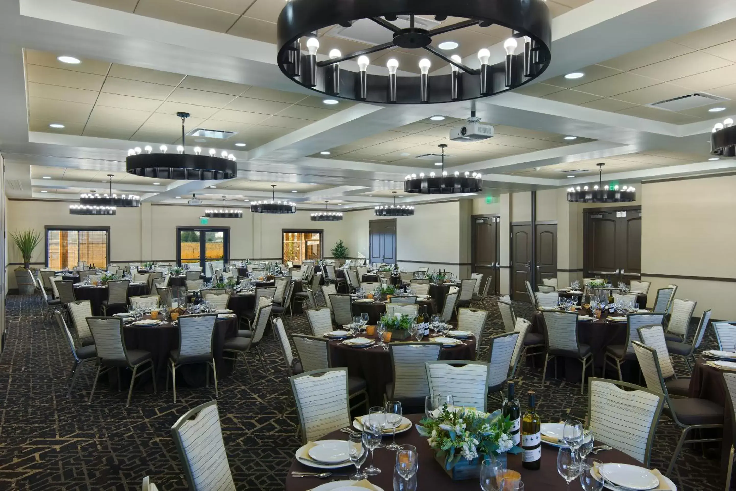 Business facilities, Restaurant/Places to Eat in Oxford Suites Sonoma - Rohnert Park