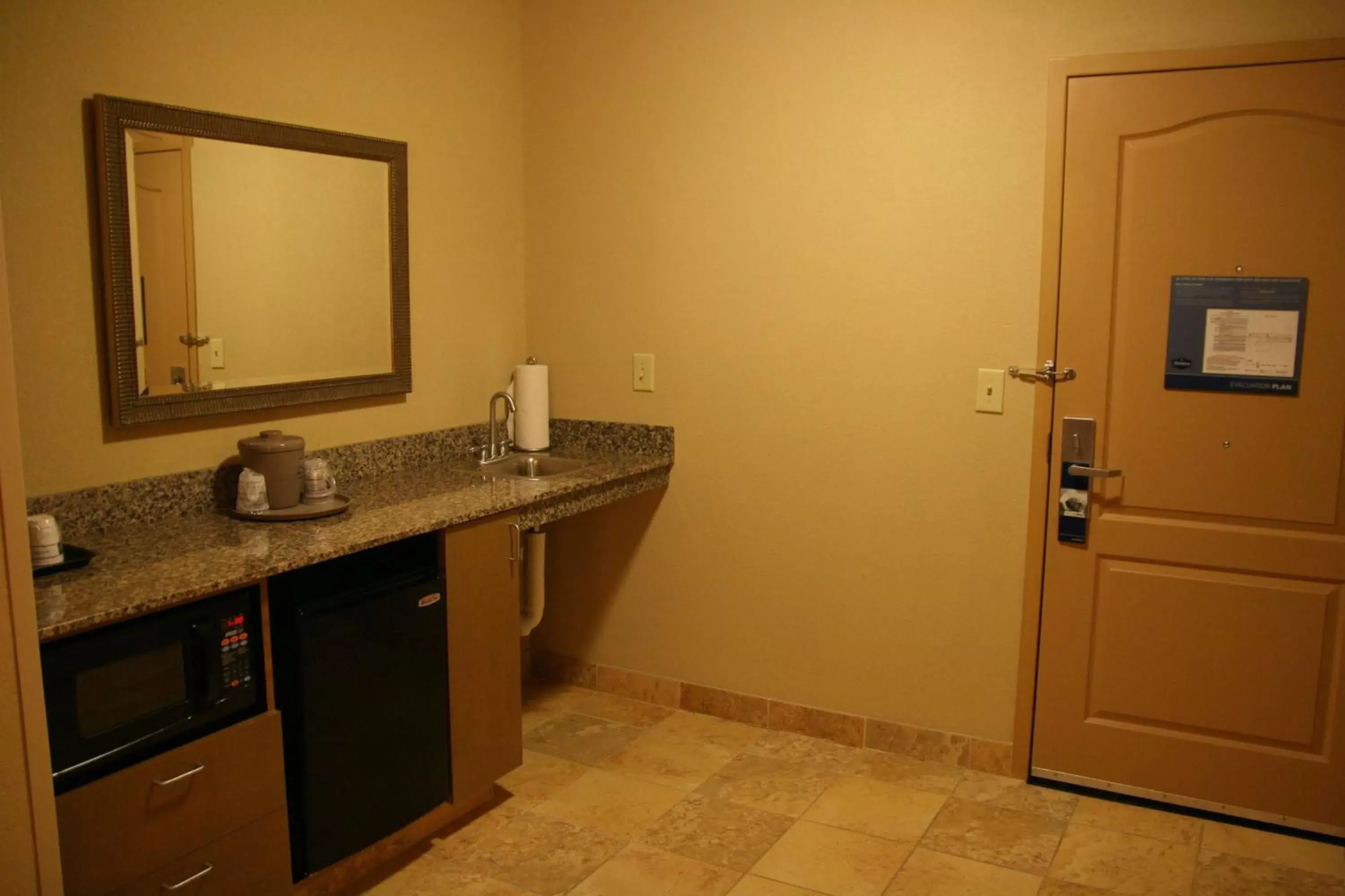 Kitchen or kitchenette, Bathroom in Hampton Inn & Suites Mobile Providence Park/Airport
