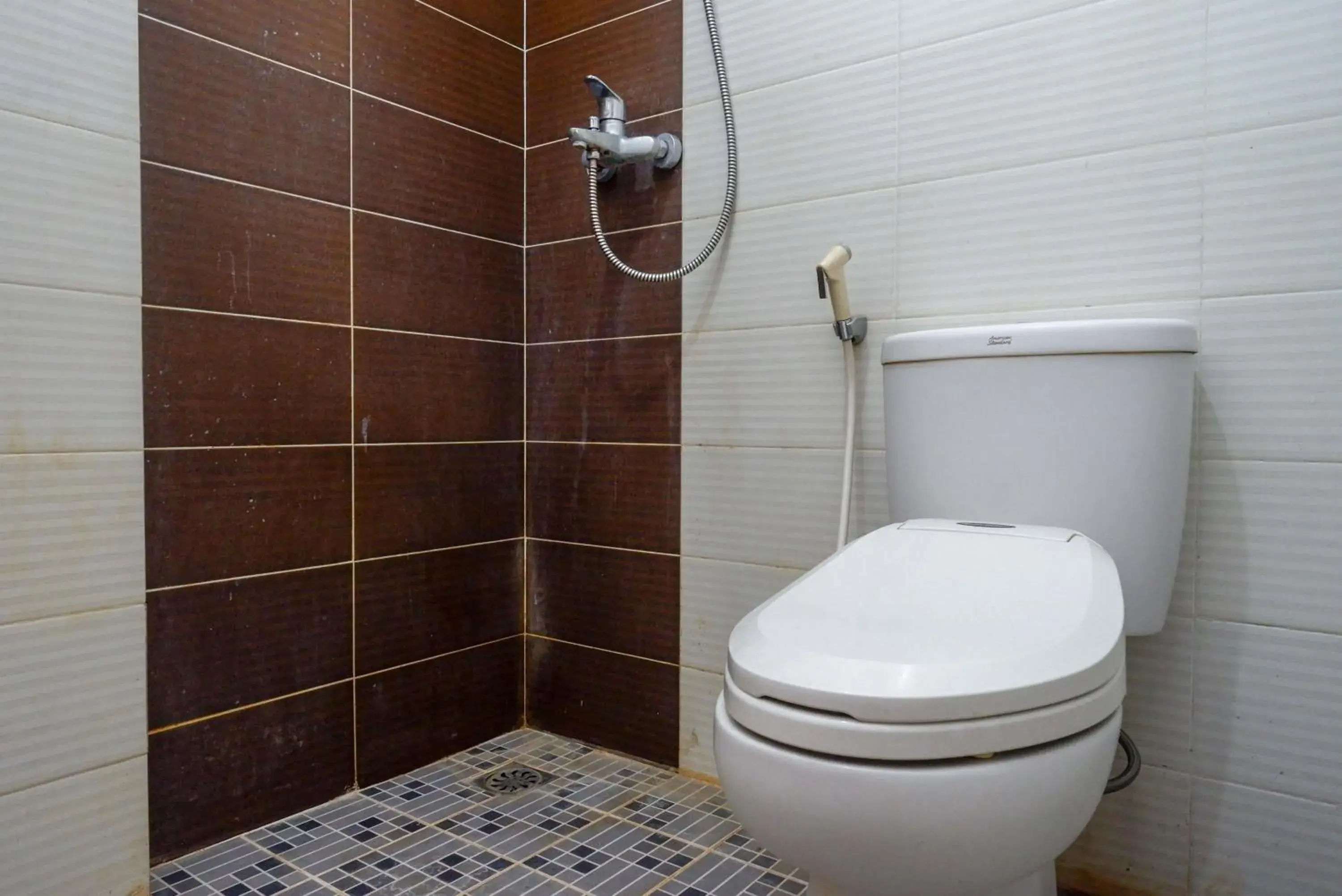 Bathroom in RedDoorz Syariah At Namira Hotel