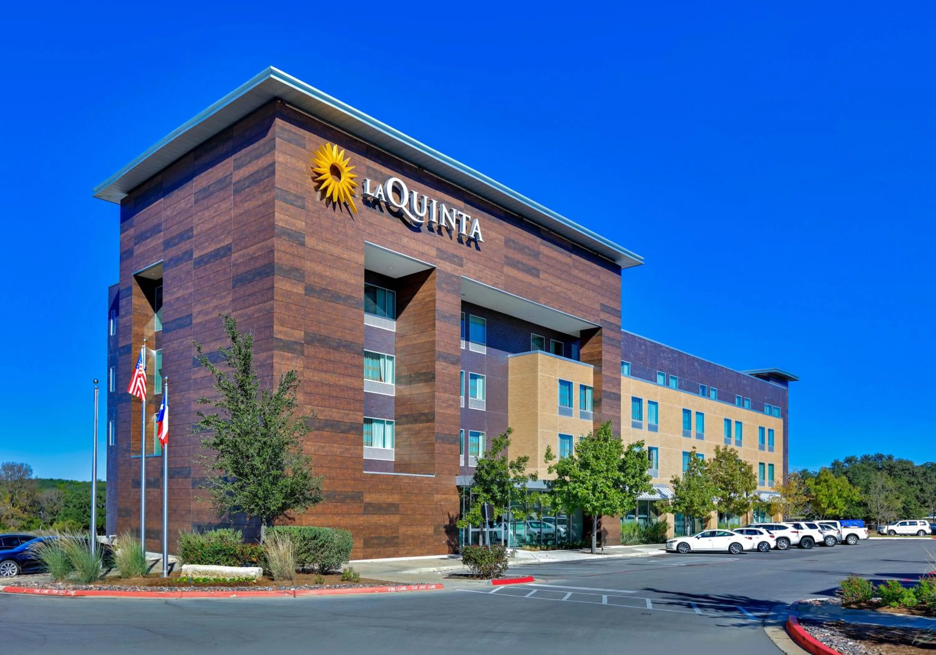 Property building in La Quinta Inn & Suites by Wyndham Lakeway
