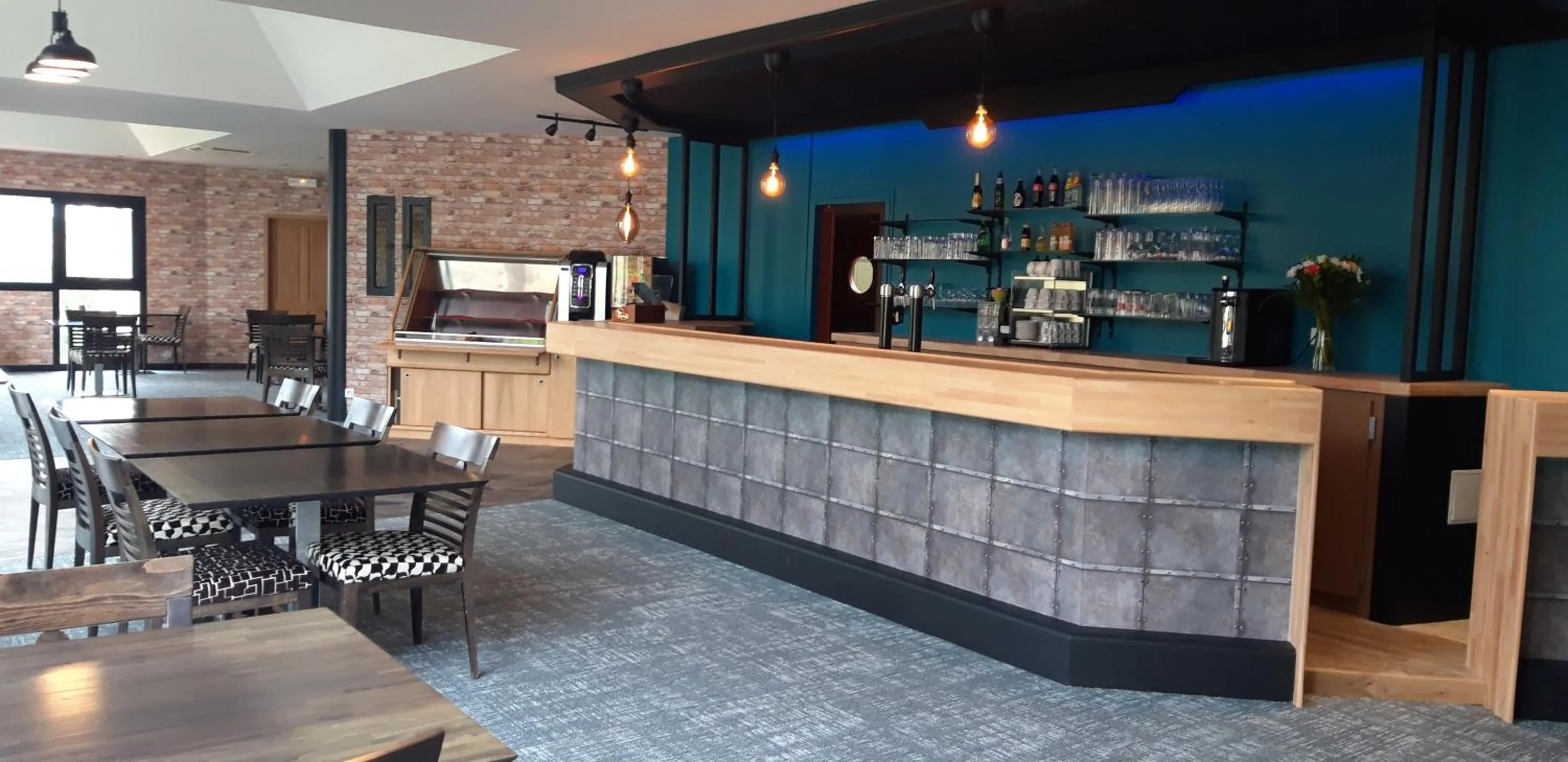 Lounge or bar in Hôtel Cositel, CIT'HOTEL Coutances