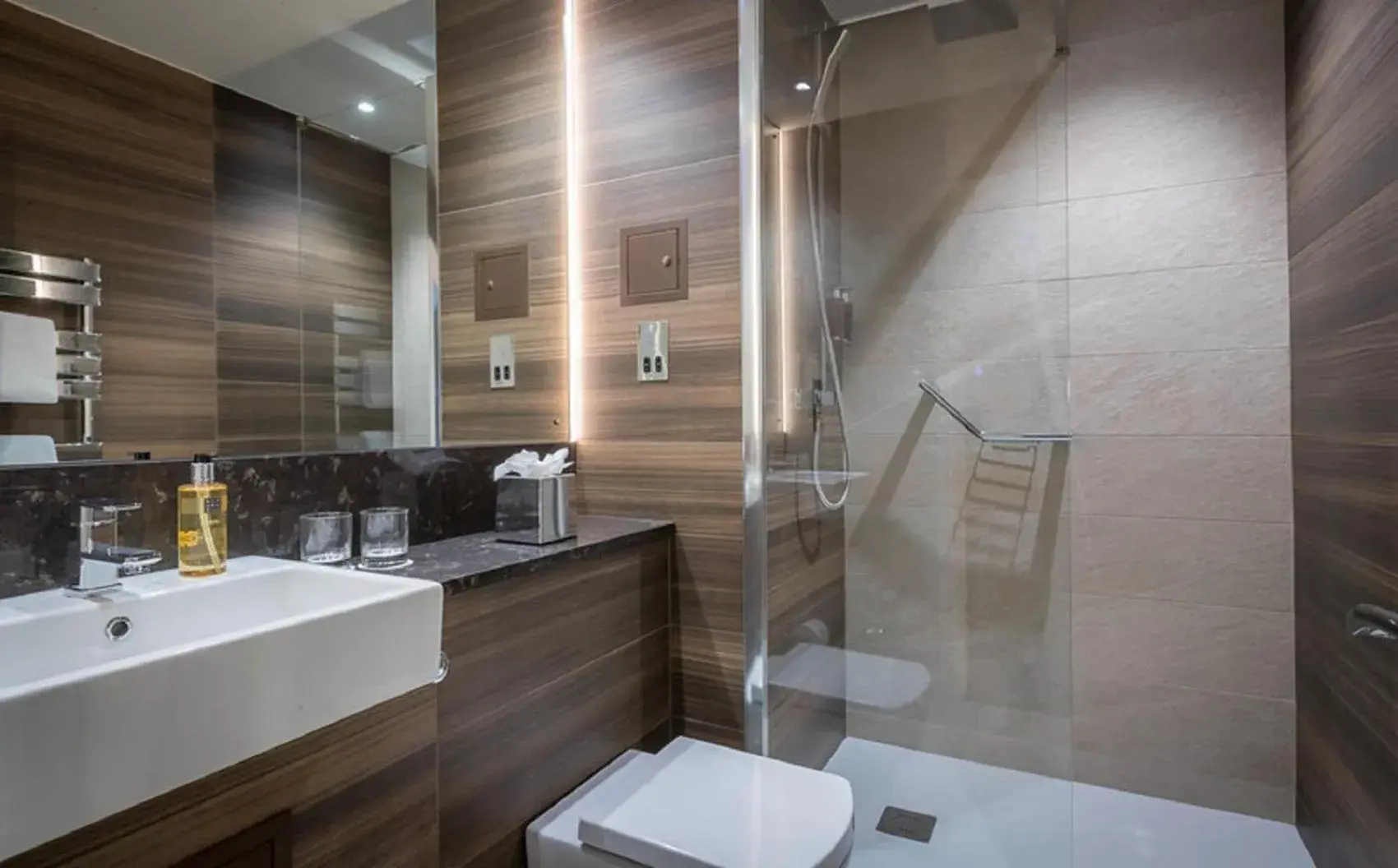Shower, Bathroom in Hotel 7