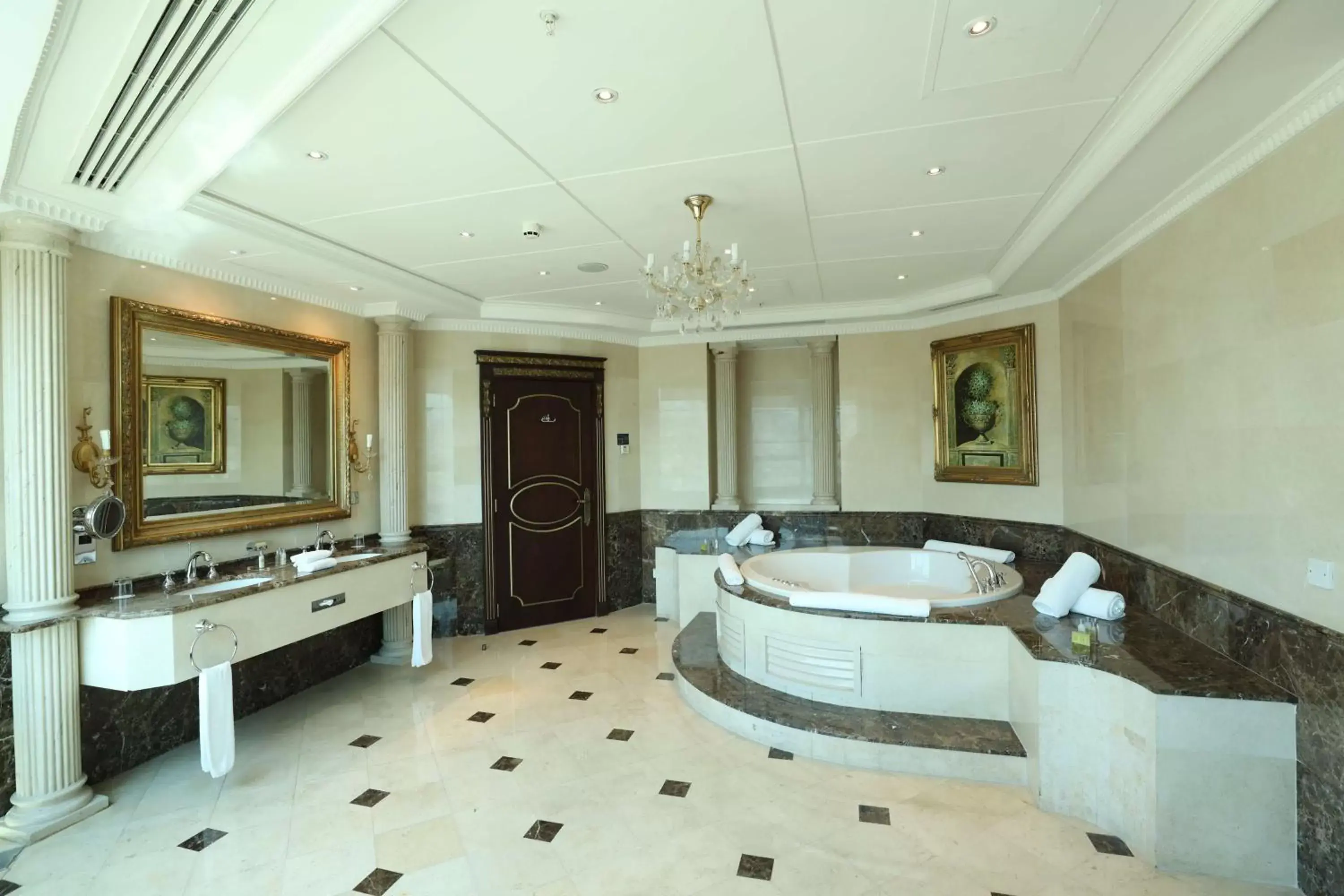 Bathroom in Hilton Beirut Habtoor Grand Hotel