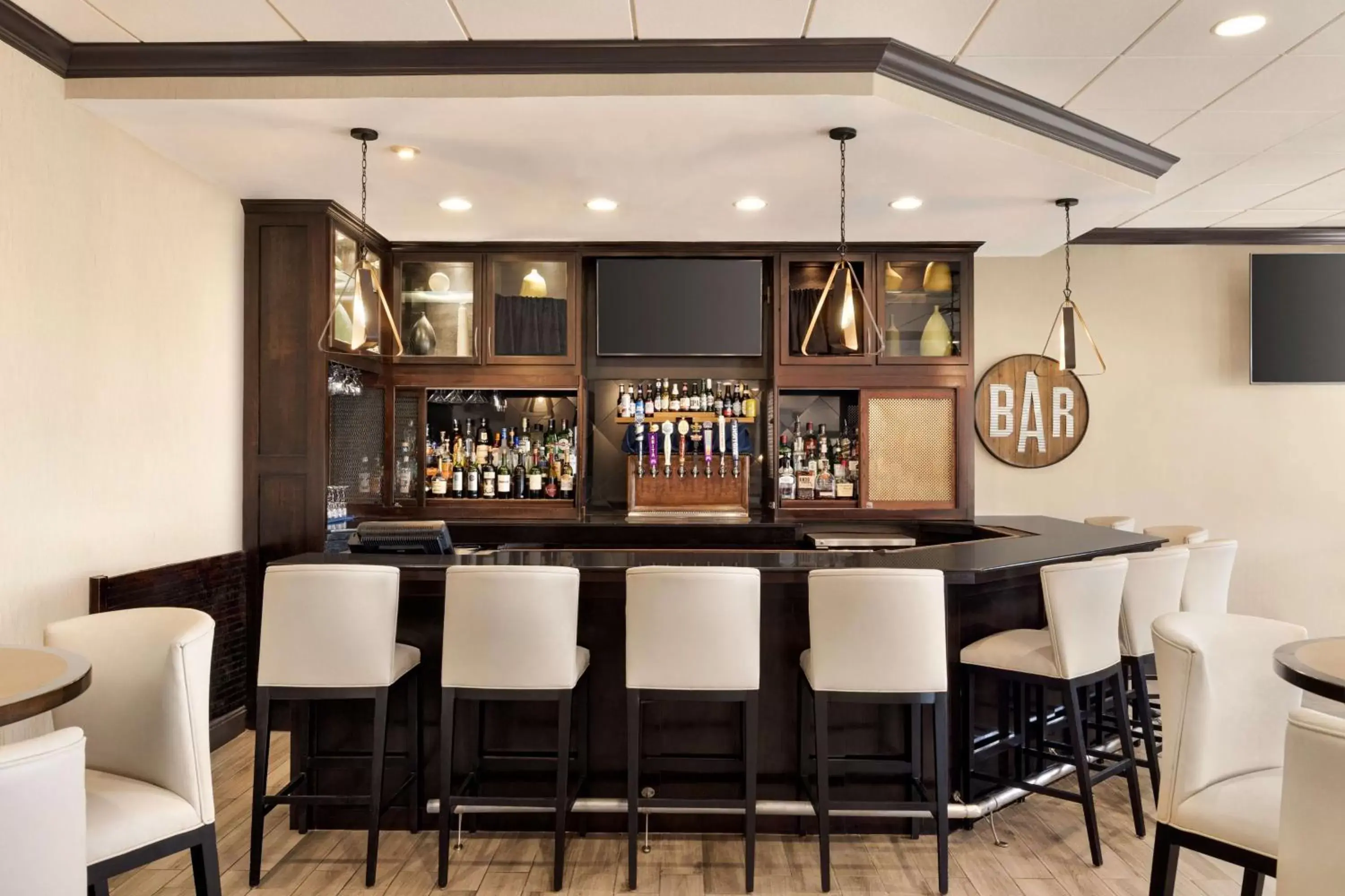 Lounge or bar, Lounge/Bar in DoubleTree by Hilton New Orleans Airport