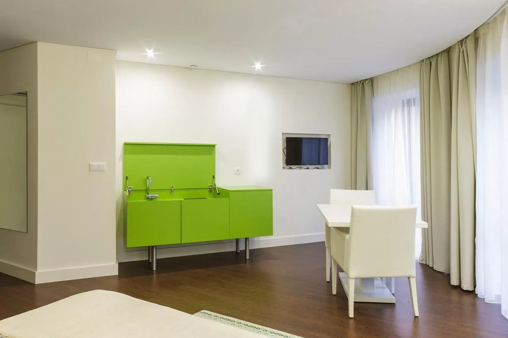 TV/Entertainment Center in Porto Old Town – Tourism Apartments