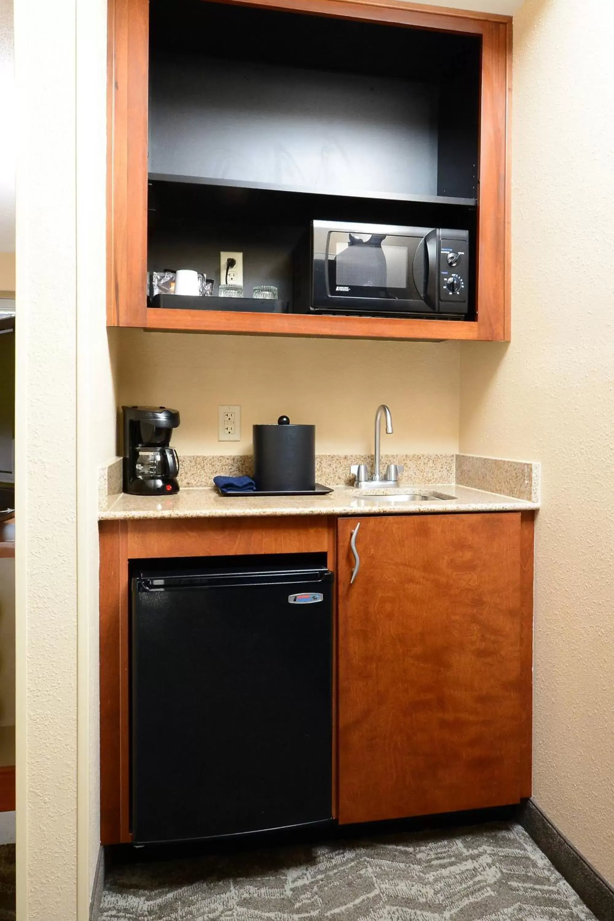 Photo of the whole room, Kitchen/Kitchenette in SpringHill Suites by Marriott Lynchburg Airport/University Area
