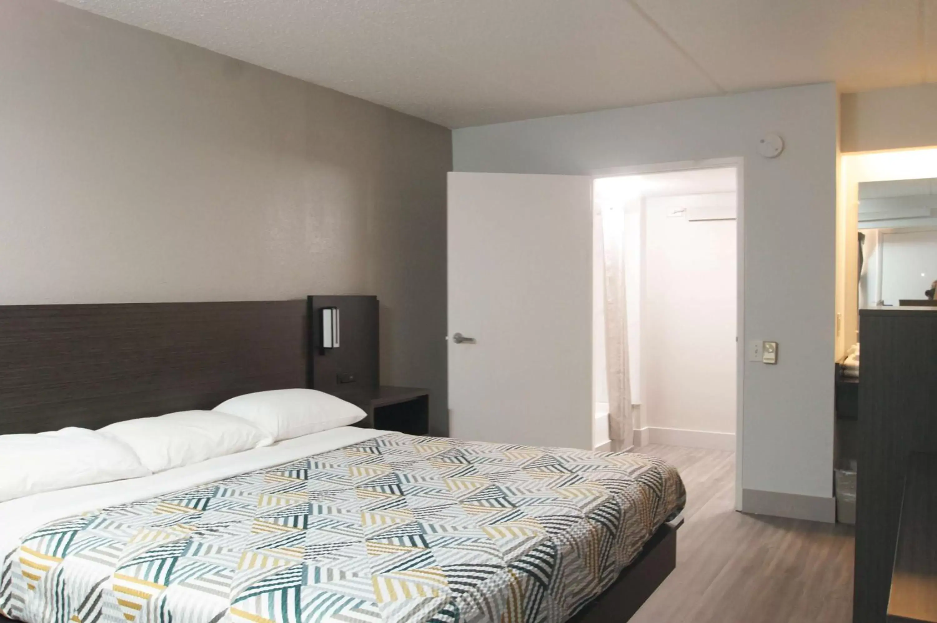 King Room - Disability Access - Smoking in Motel 6-Charlotte, NC - Coliseum King Room - Disability Access - Smoking in Motel 6-Charlotte, NC - Coliseum