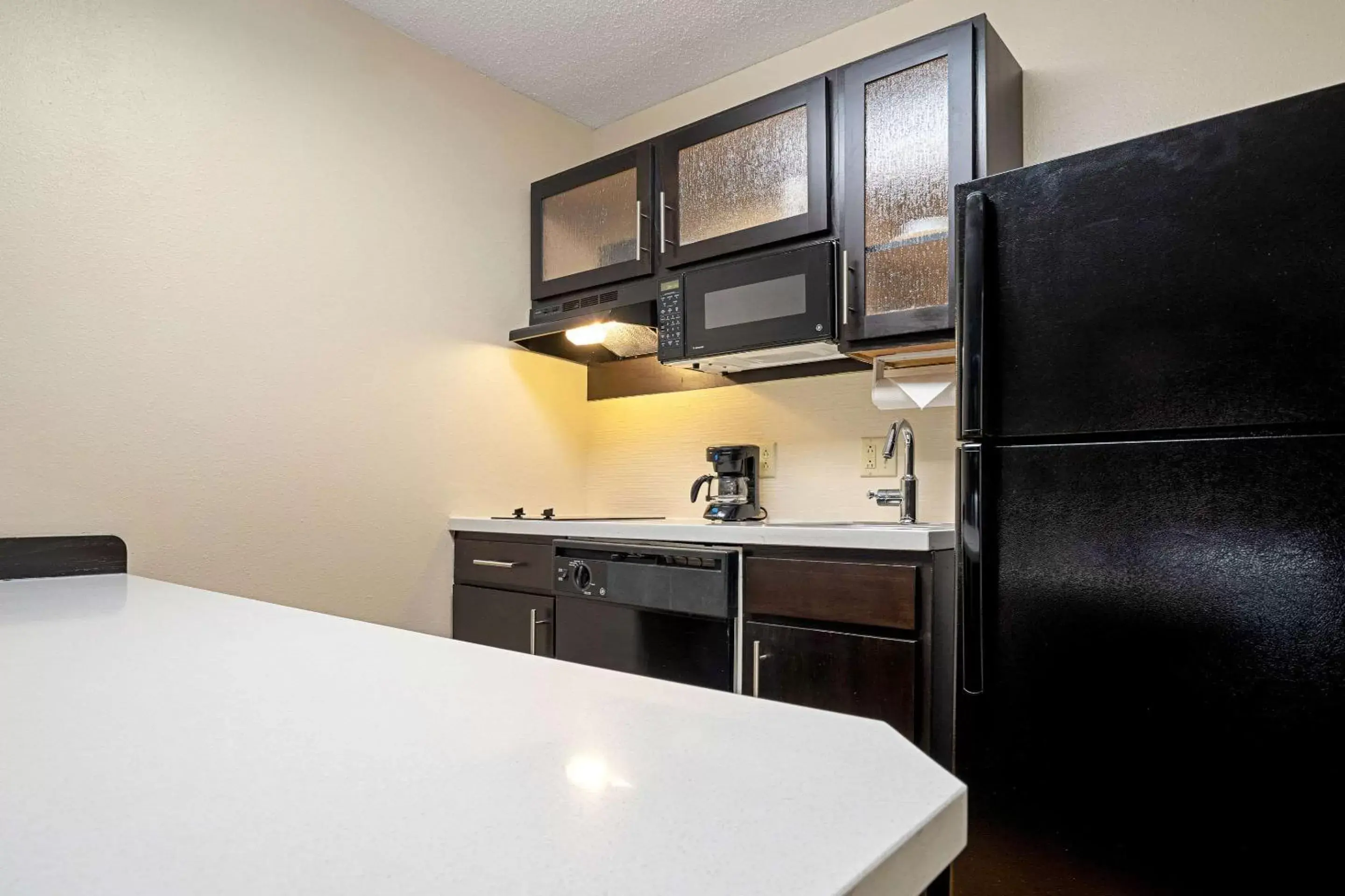 Photo of the whole room, Kitchen/Kitchenette in MainStay Suites Chattanooga Hamilton Place