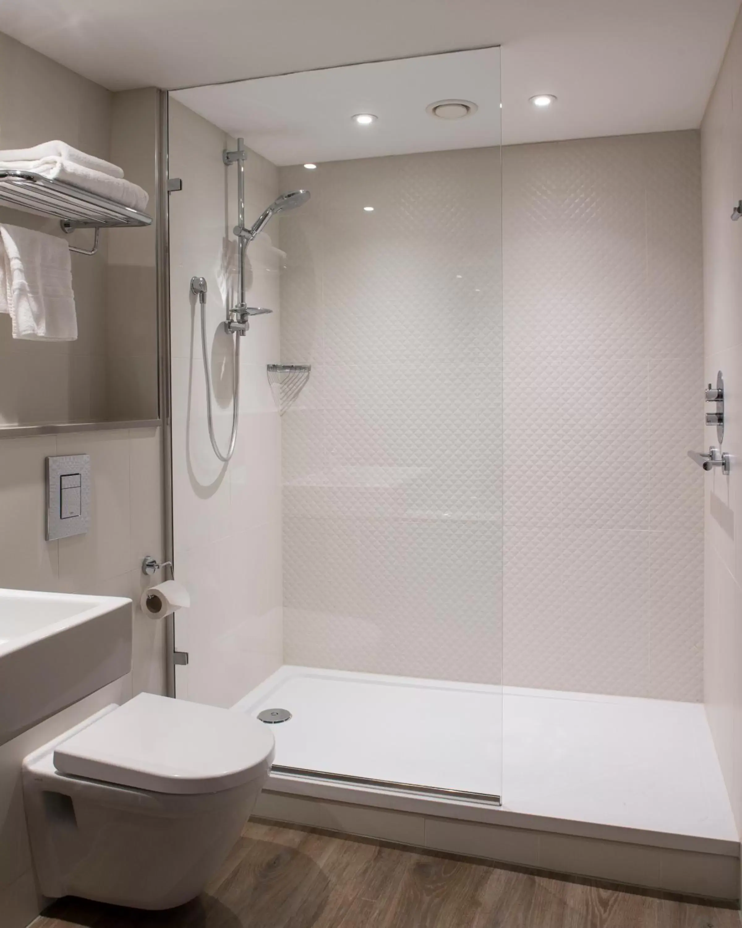 Shower, Bathroom in Bush Hotel Farnham