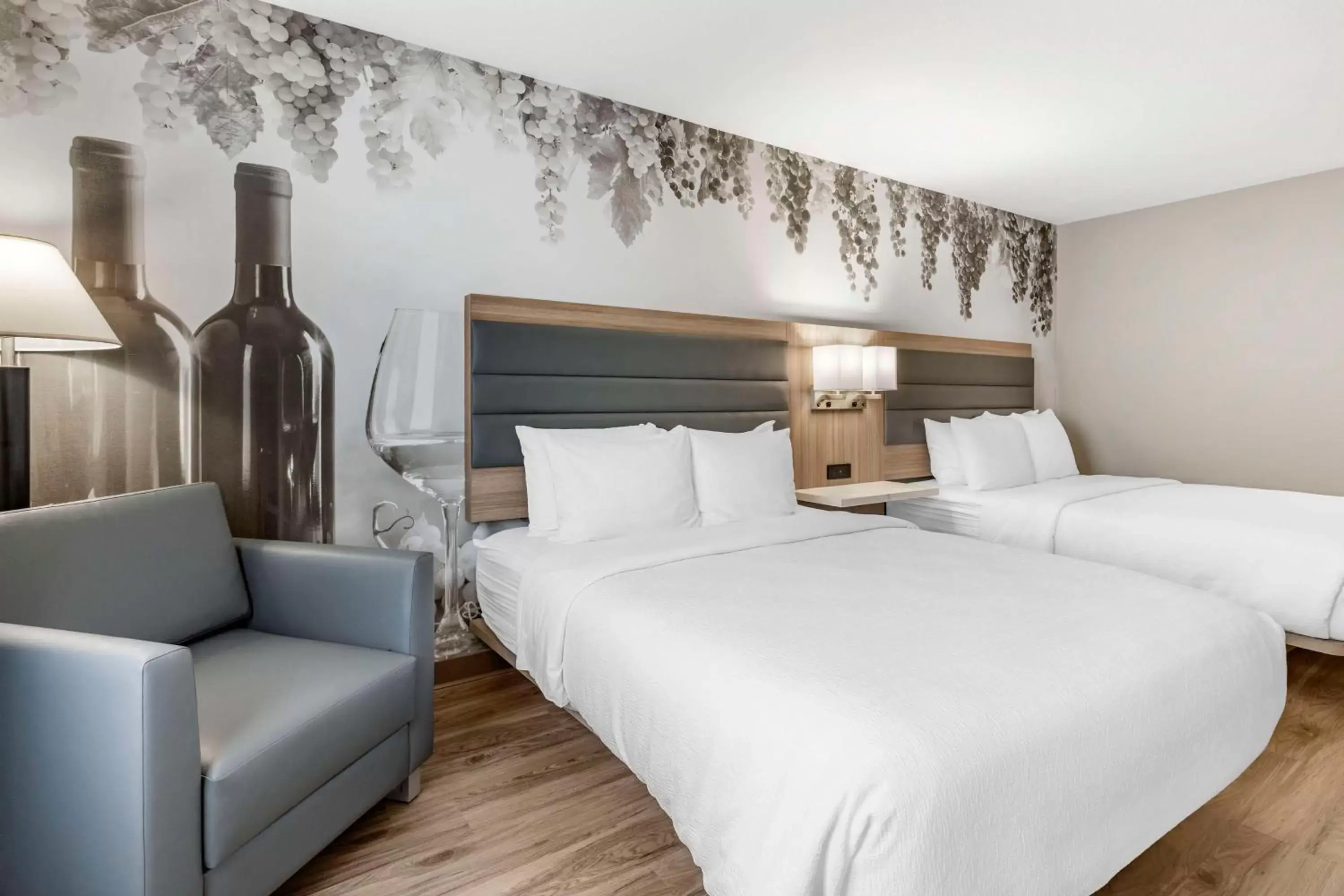 Bedroom, Bed in Best Western Plus Vineyard Inn